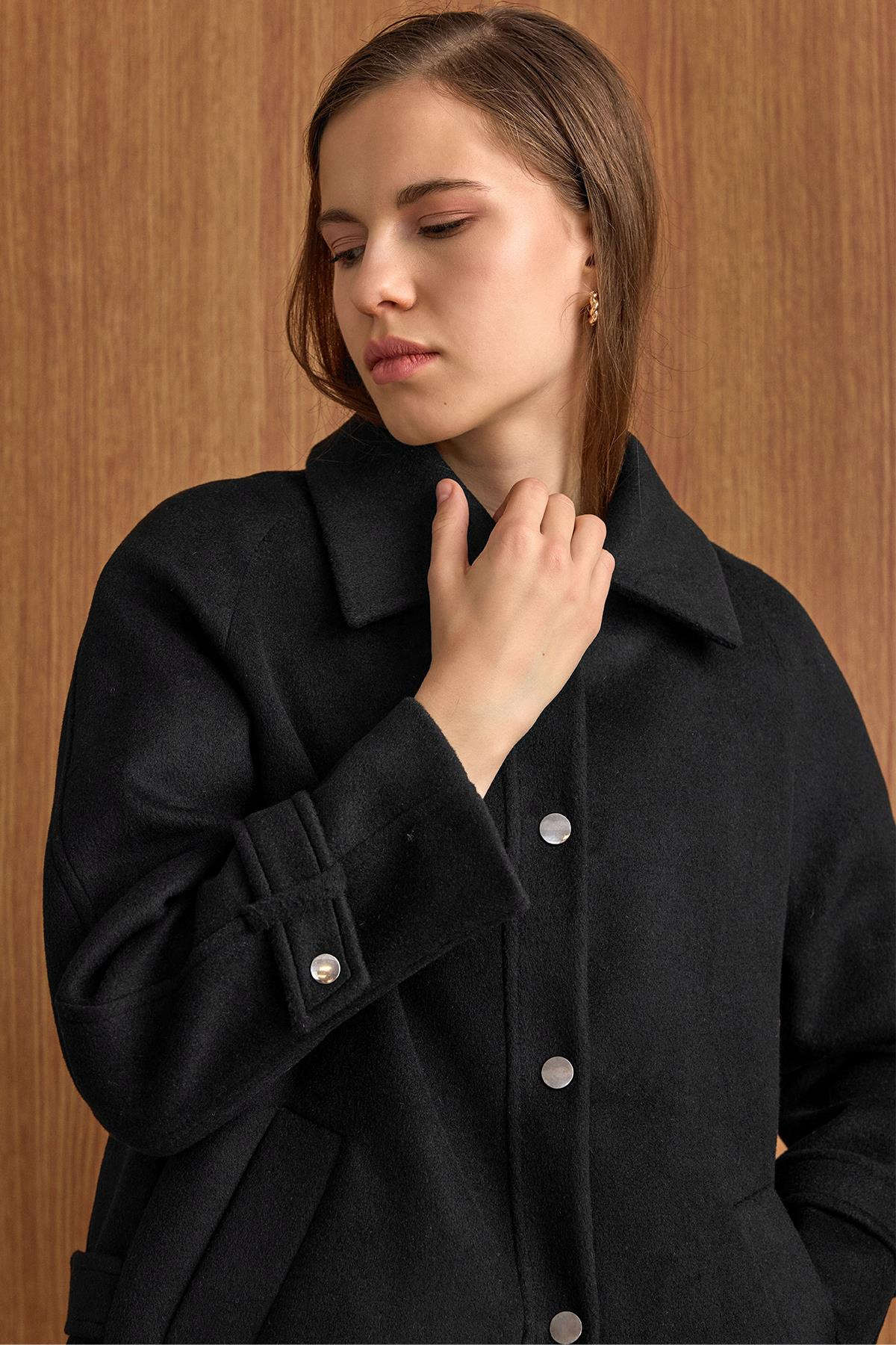 Çıt Çıt Kapamalı Pat Detaylı Kısa Kaban SİYAH 3163