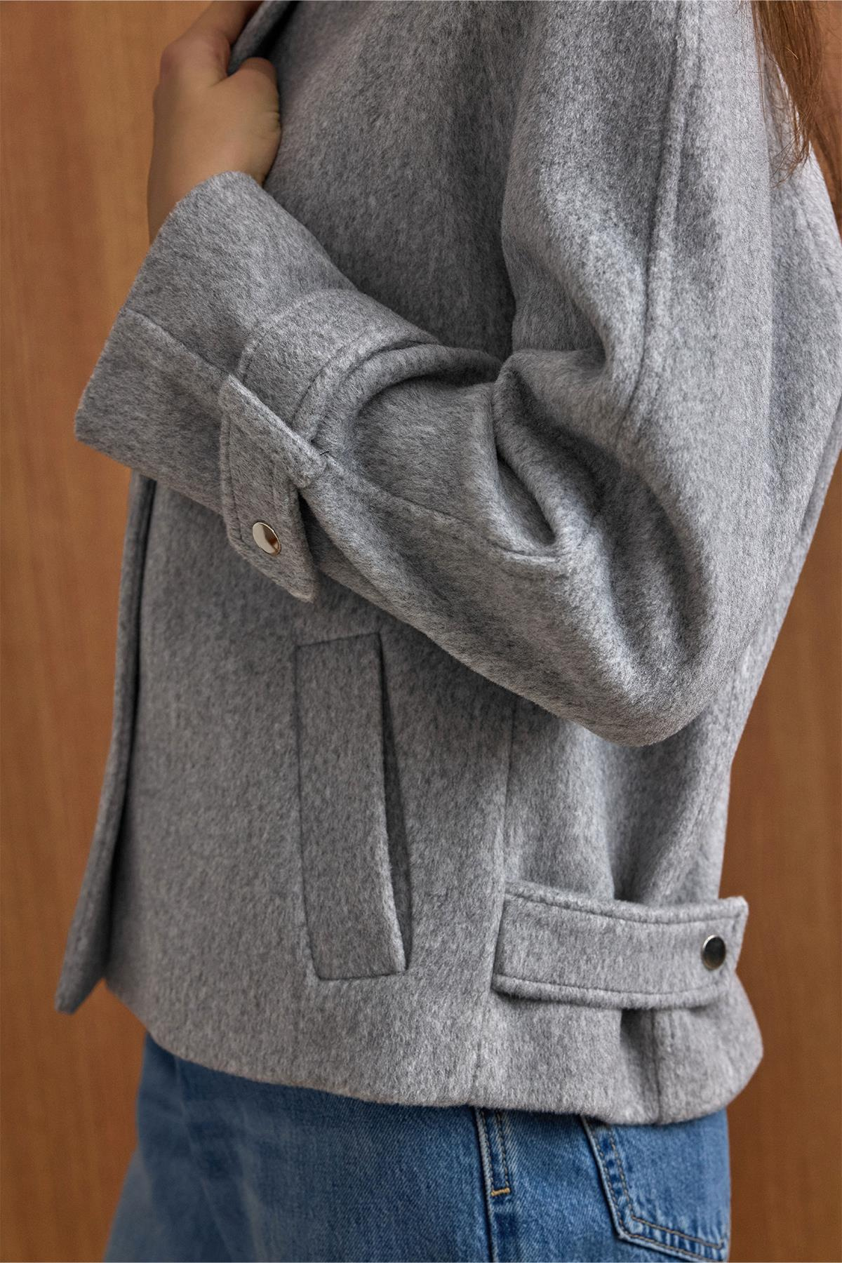 Çıt Çıt Kapamalı Pat Detaylı Kısa Kaban AÇIK GRİ 3163