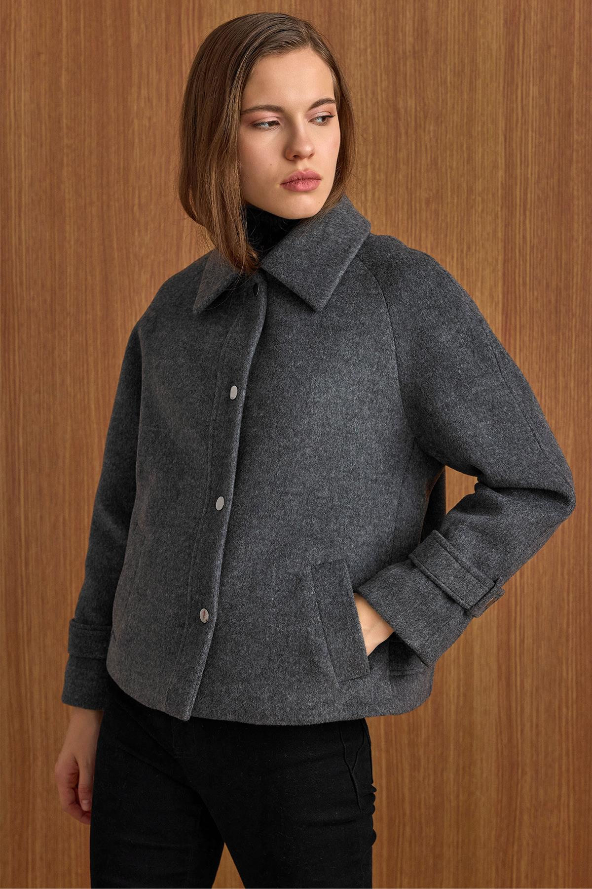 Çıt Çıt Kapamalı Pat Detaylı Kısa Kaban KOYU GRİ 3163