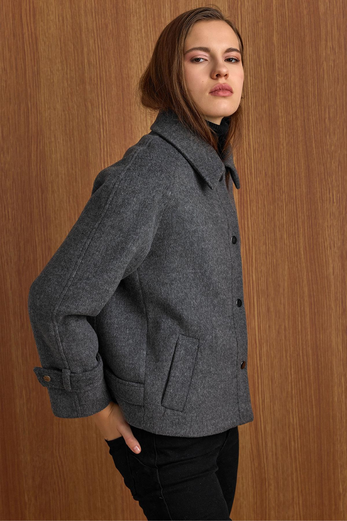 Çıt Çıt Kapamalı Pat Detaylı Kısa Kaban KOYU GRİ 3163