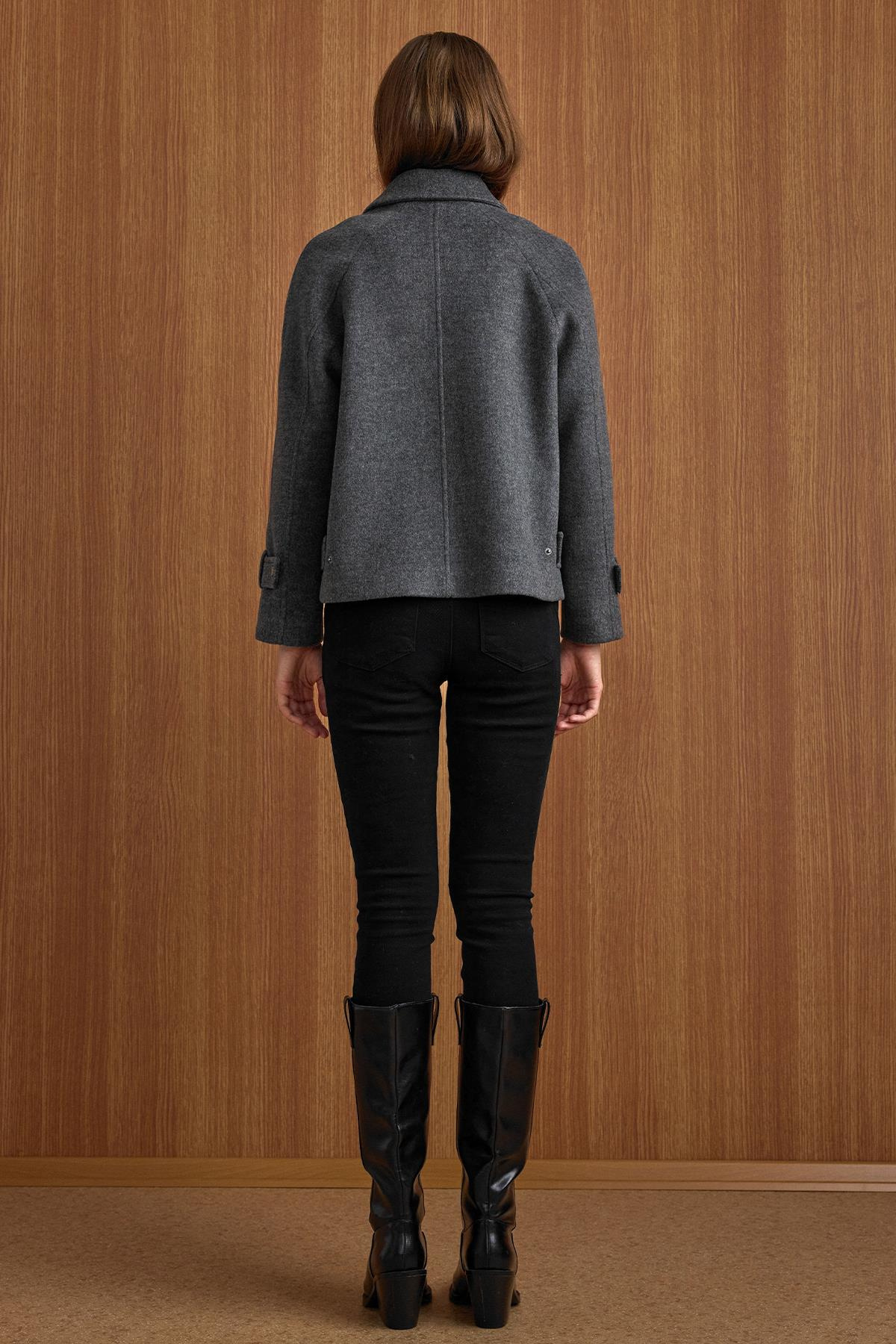 Çıt Çıt Kapamalı Pat Detaylı Kısa Kaban KOYU GRİ 3163