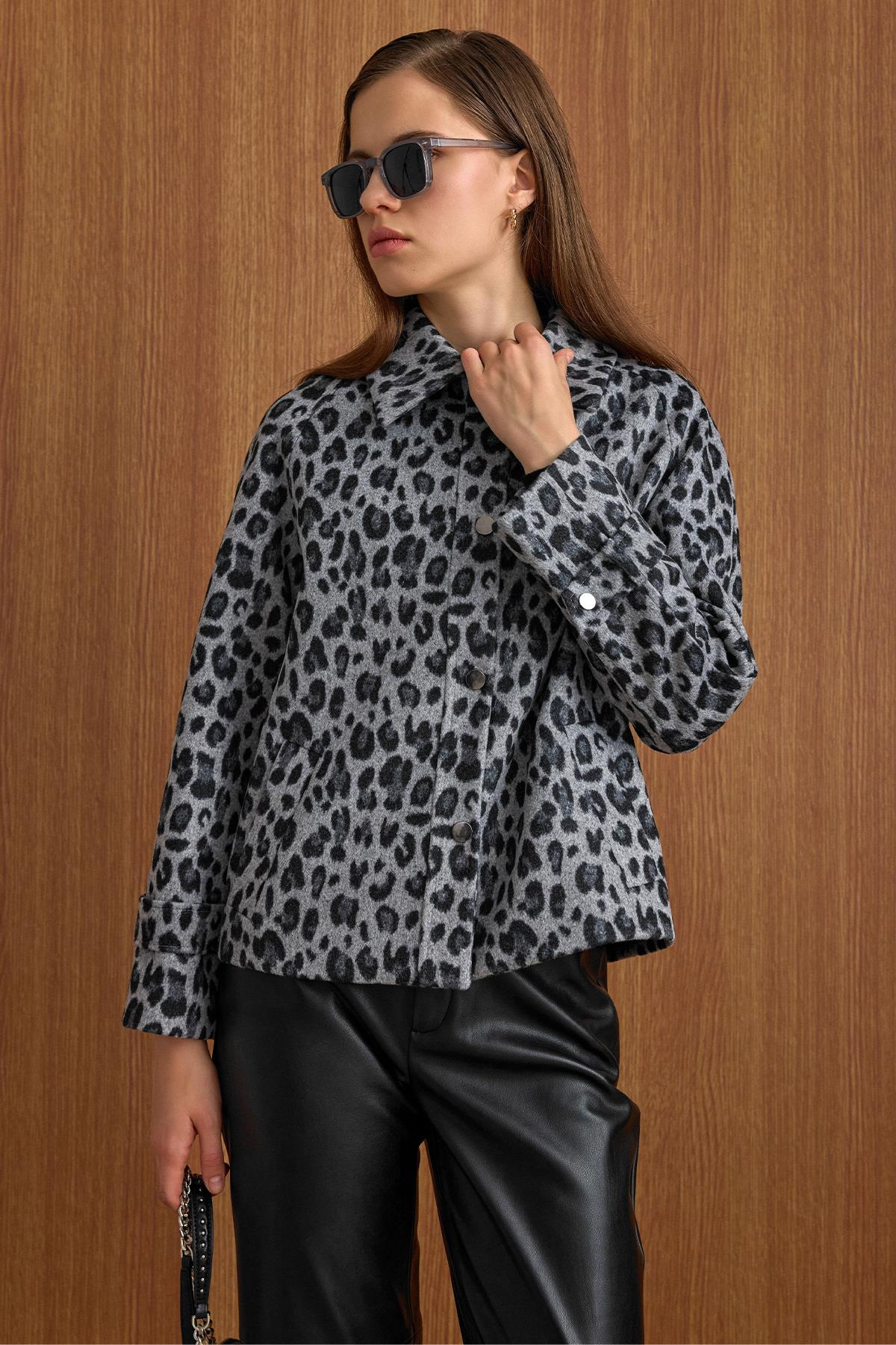 Çıt Çıt Kapamalı Pat Detaylı Leopar Desenli Kısa Kaban GRİ 3163-L