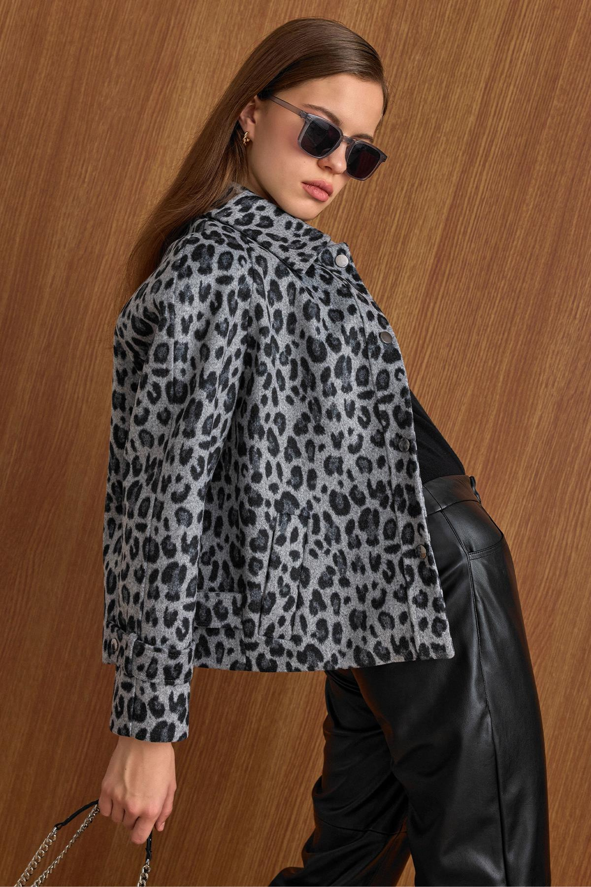 Çıt Çıt Kapamalı Pat Detaylı Leopar Desenli Kısa Kaban GRİ 3163-L