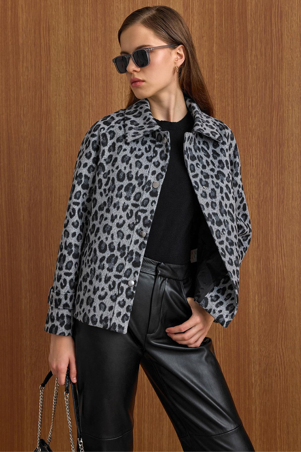 Çıt Çıt Kapamalı Pat Detaylı Leopar Desenli Kısa Kaban GRİ 3163-L