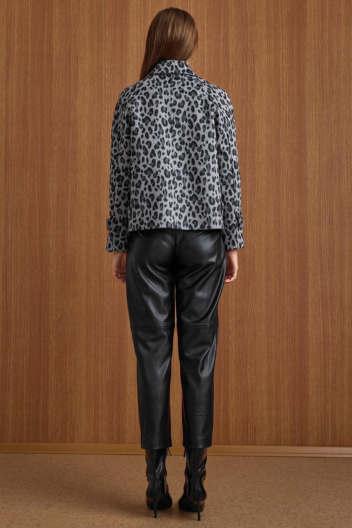 Çıt Çıt Kapamalı Pat Detaylı Leopar Desenli Kısa Kaban GRİ 3163-L