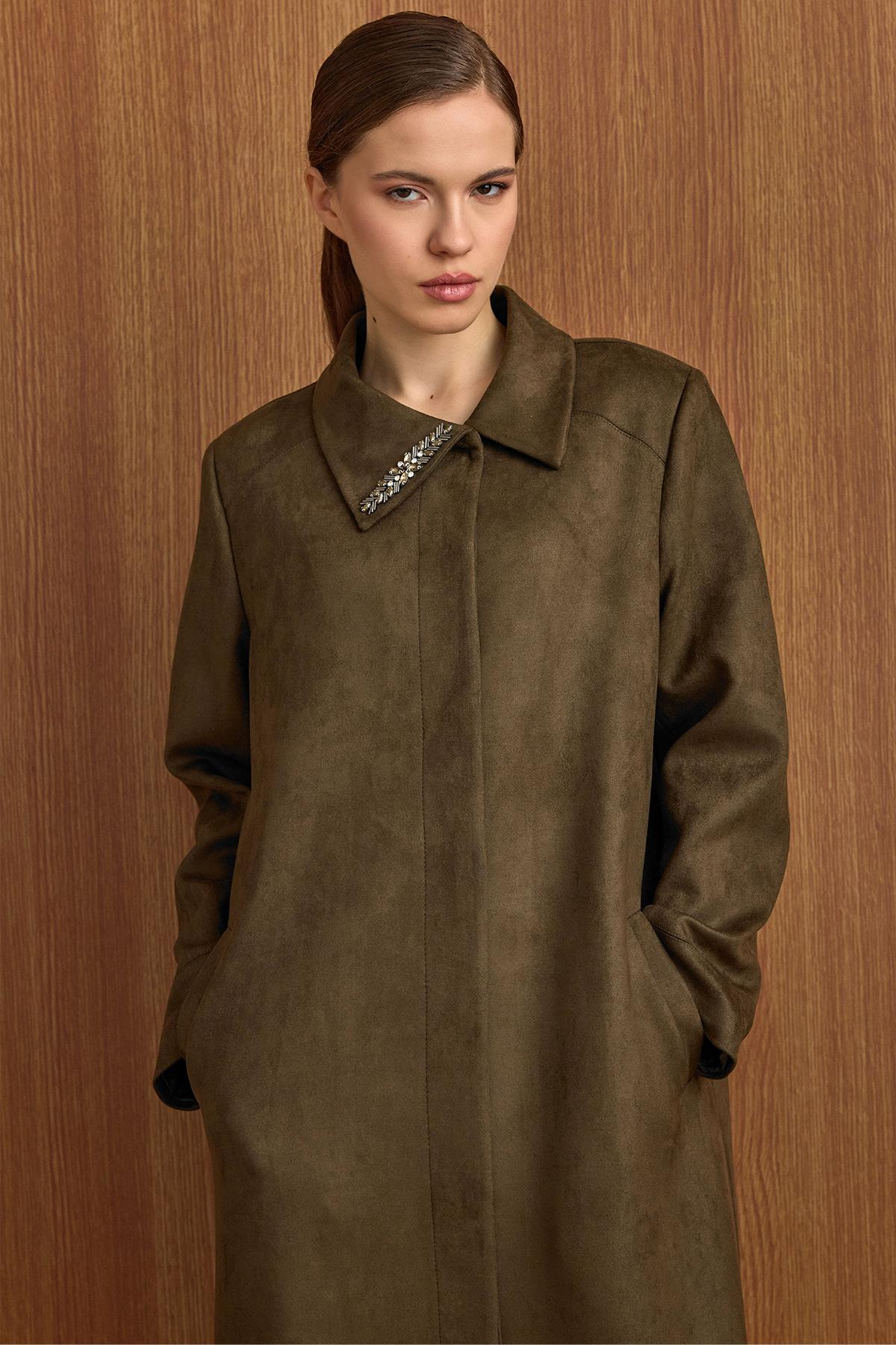 Devrik Yaka Taş Detaylı Süet Görünümlü Büyük Beden Pardesü K.HAKİ 6795