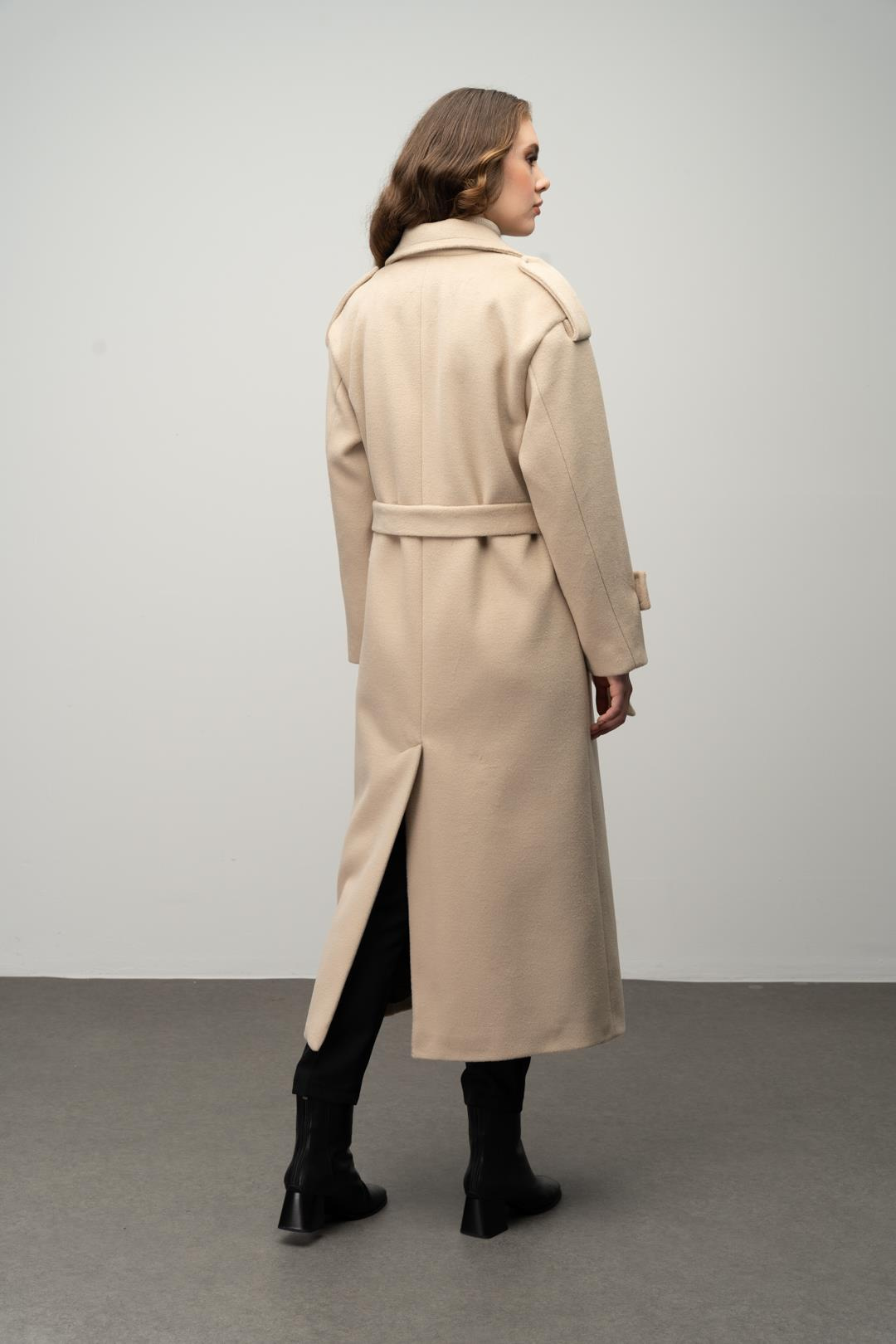 معطف كبير الحجم بأكمام منخفضة وتفاصيل كتف مزدوجة الصدر يفعل 3062