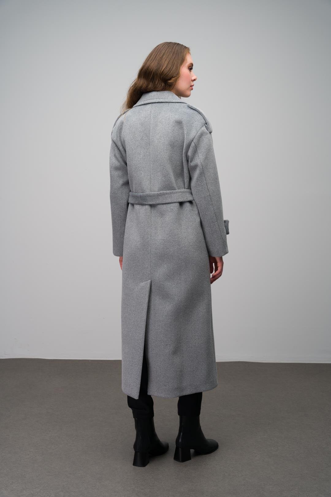 معطف كبير الحجم بأكمام منخفضة وتفاصيل كتف مزدوجة الصدر أ.جري 3062