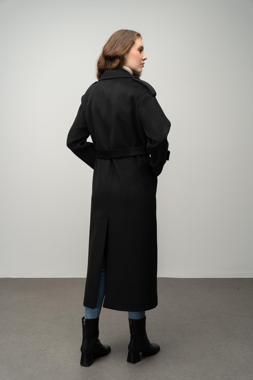 معطف كبير الحجم بأكمام منخفضة وتفاصيل كتف مزدوجة الصدر أسود 3062