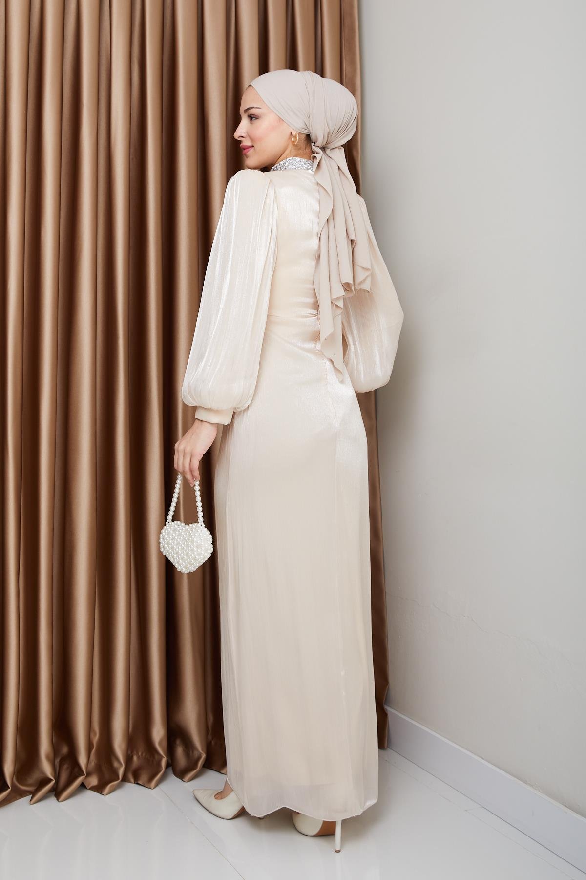 Fiyonk ve Yakası Taş Bezeli Yoryo İpek Tesettür Abiye Elbise KREM 1236