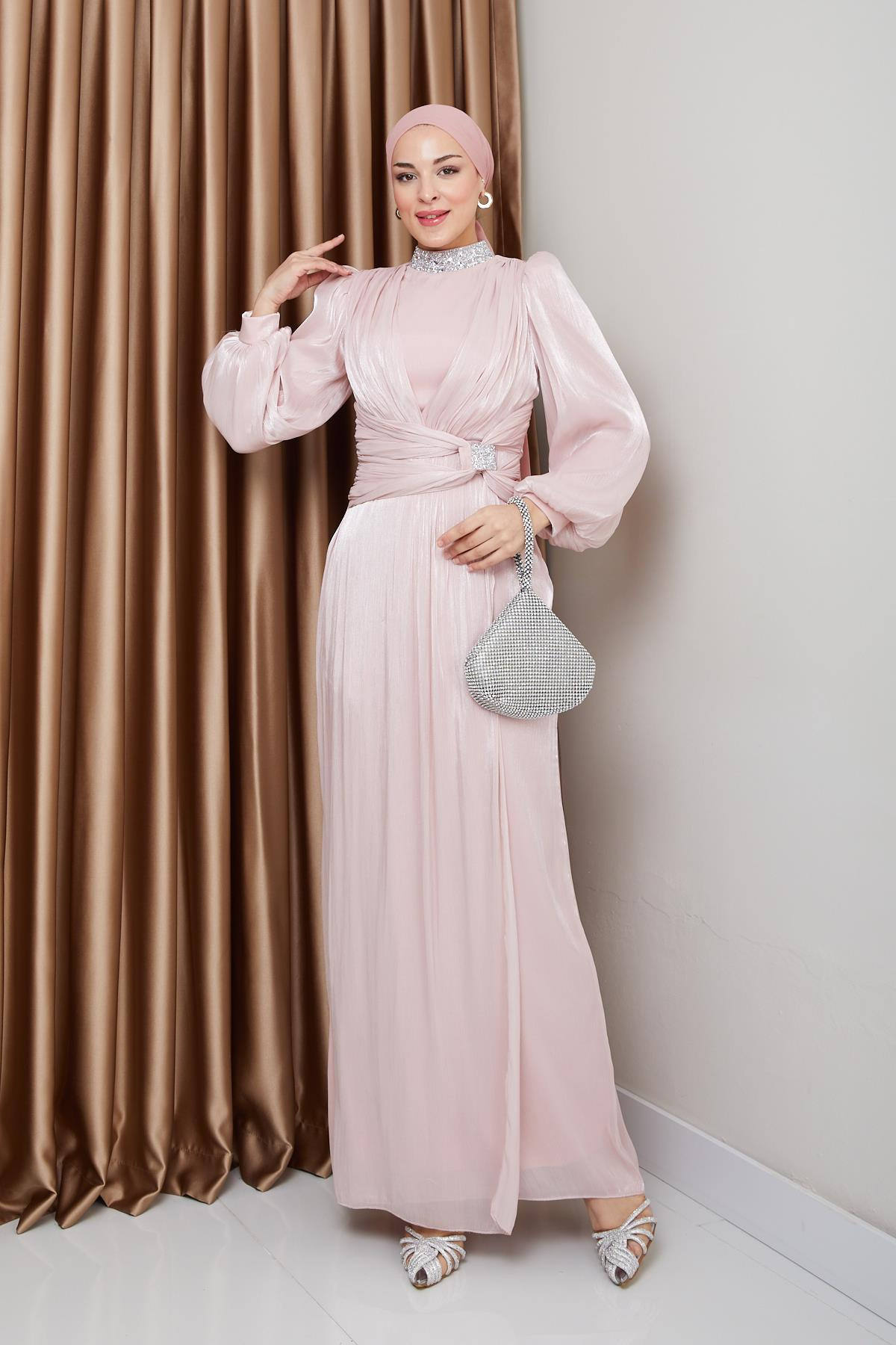 Fiyonk ve Yakası Taş Bezeli Yoryo İpek Tesettür Abiye Elbise PUDRA 1236