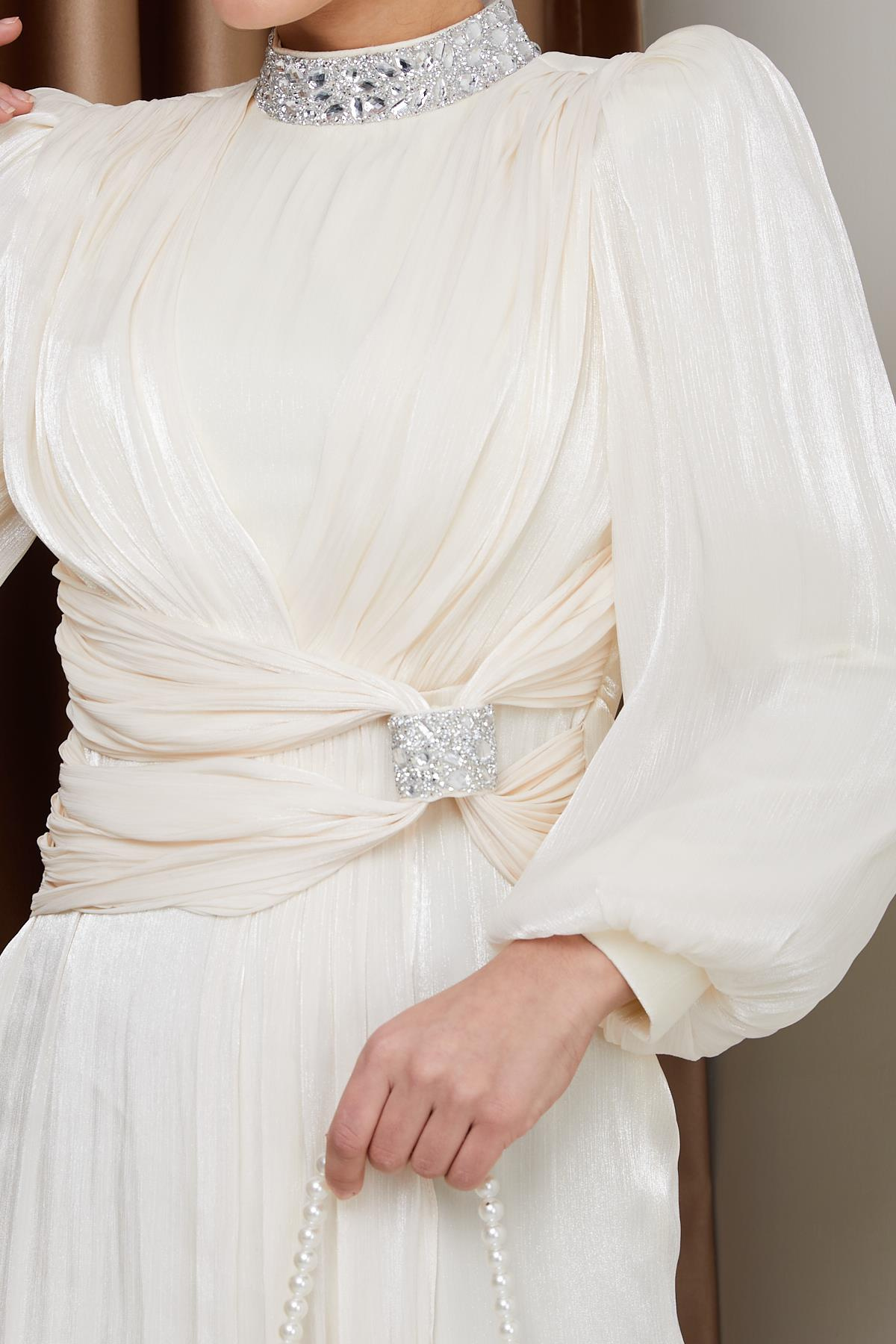 Fiyonk ve Yakası Taş Bezeli Yoryo İpek Tesettür Abiye Elbise EKRU 1236