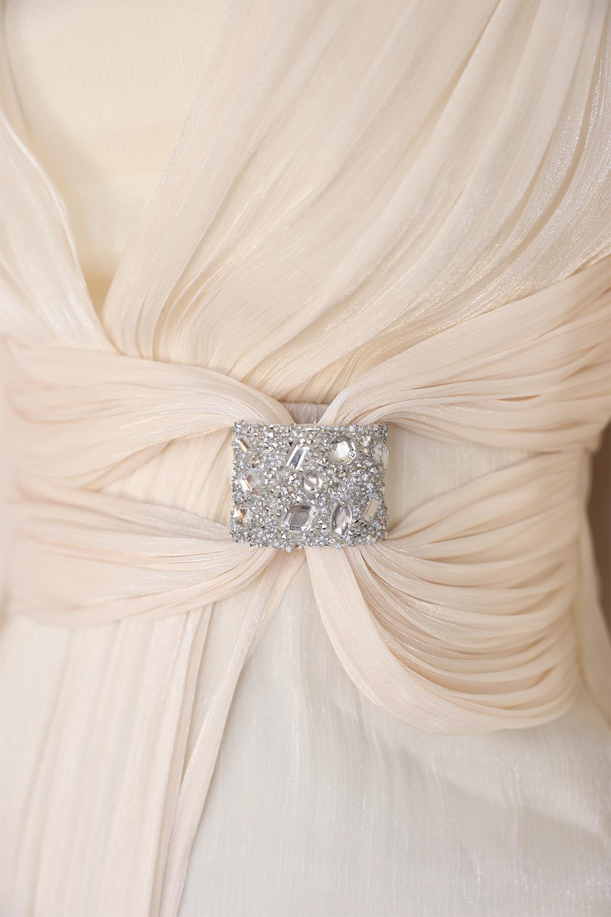 Fiyonk ve Yakası Taş Bezeli Yoryo İpek Tesettür Abiye Elbise FİL DİŞİ 1236