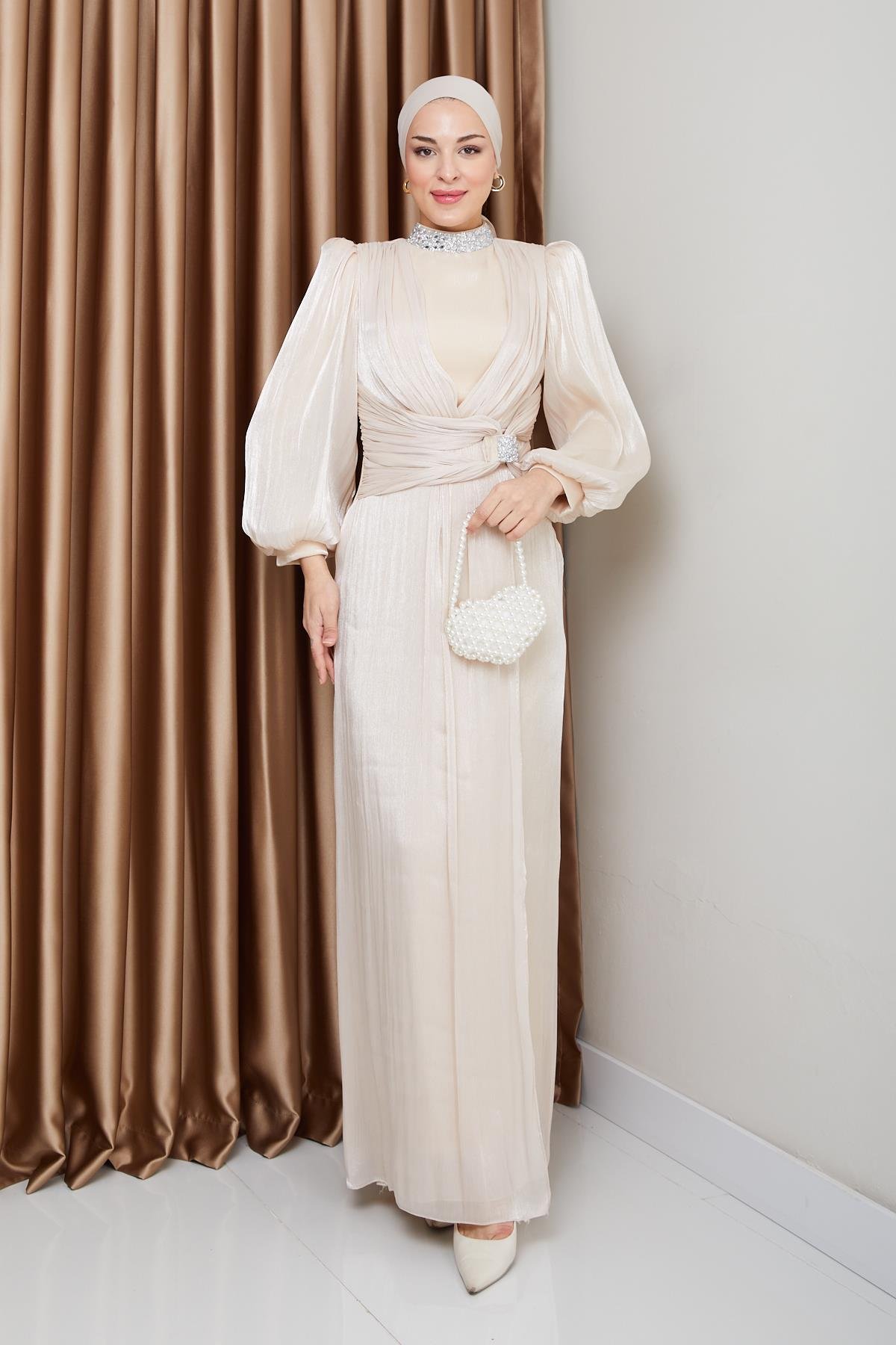 Fiyonk ve Yakası Taş Bezeli Yoryo İpek Tesettür Abiye Elbise KREM 1236