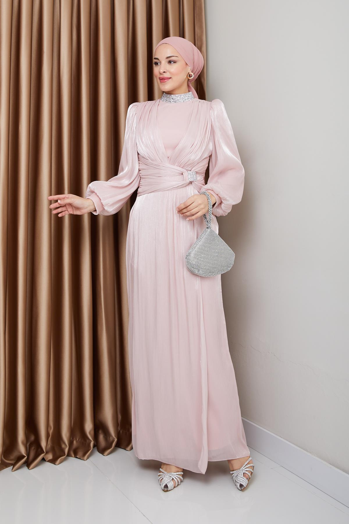 Fiyonk ve Yakası Taş Bezeli Yoryo İpek Tesettür Abiye Elbise PUDRA 1236
