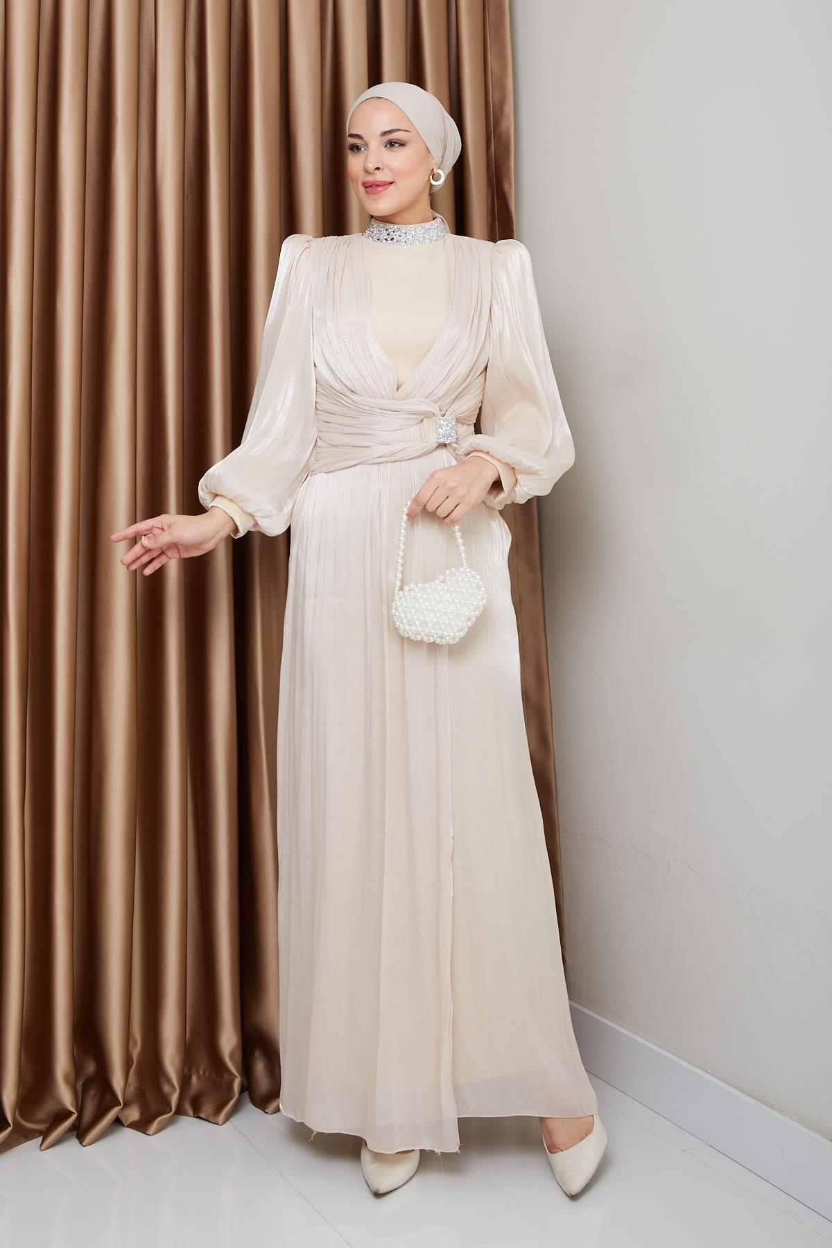 Fiyonk ve Yakası Taş Bezeli Yoryo İpek Tesettür Abiye Elbise KREM 1236