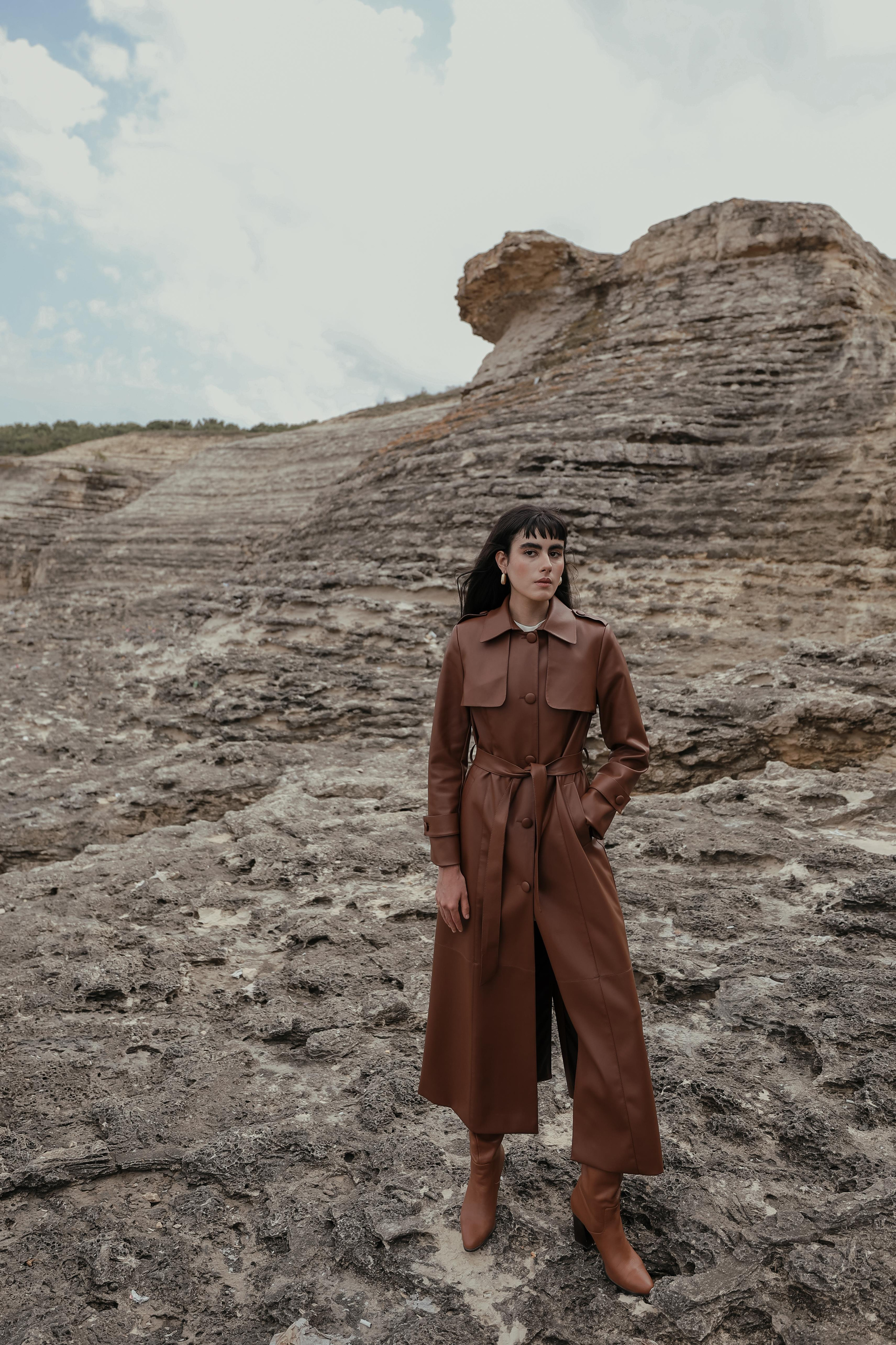 معطف ترنش طويل من الجلد مع ياقة قميص وكتف وتفاصيل عباءة التبغ 6607