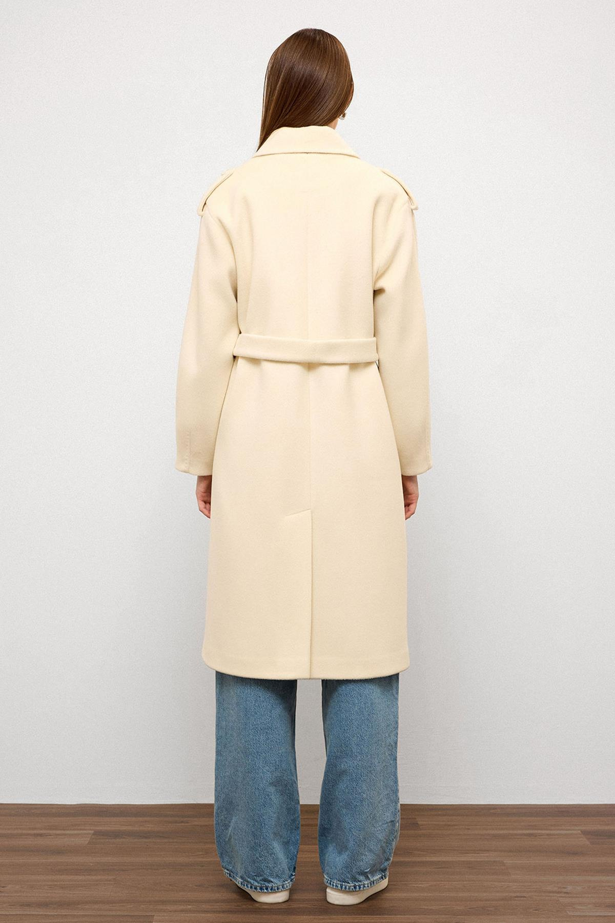 معطف فاخر مع ياقة قميص وتفاصيل غرزة منقطة وحدة التحكم الإلكترونية 3125