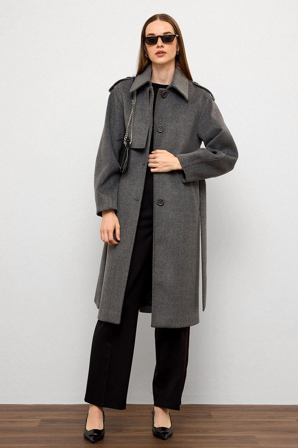 معطف فاخر مع ياقة قميص وتفاصيل غرزة منقطة رمادي 3125