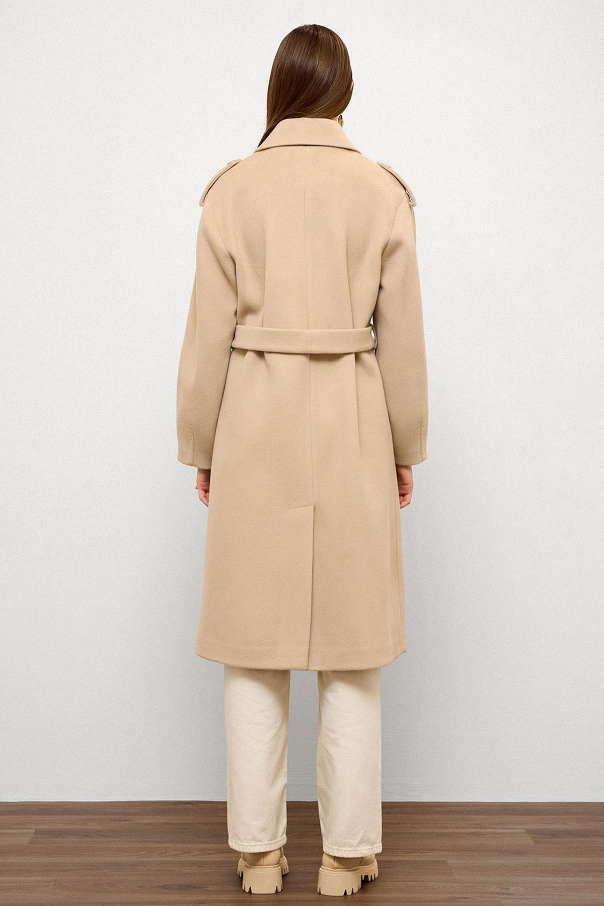 معطف فاخر مع ياقة قميص وتفاصيل غرزة منقطة يفعل 3125