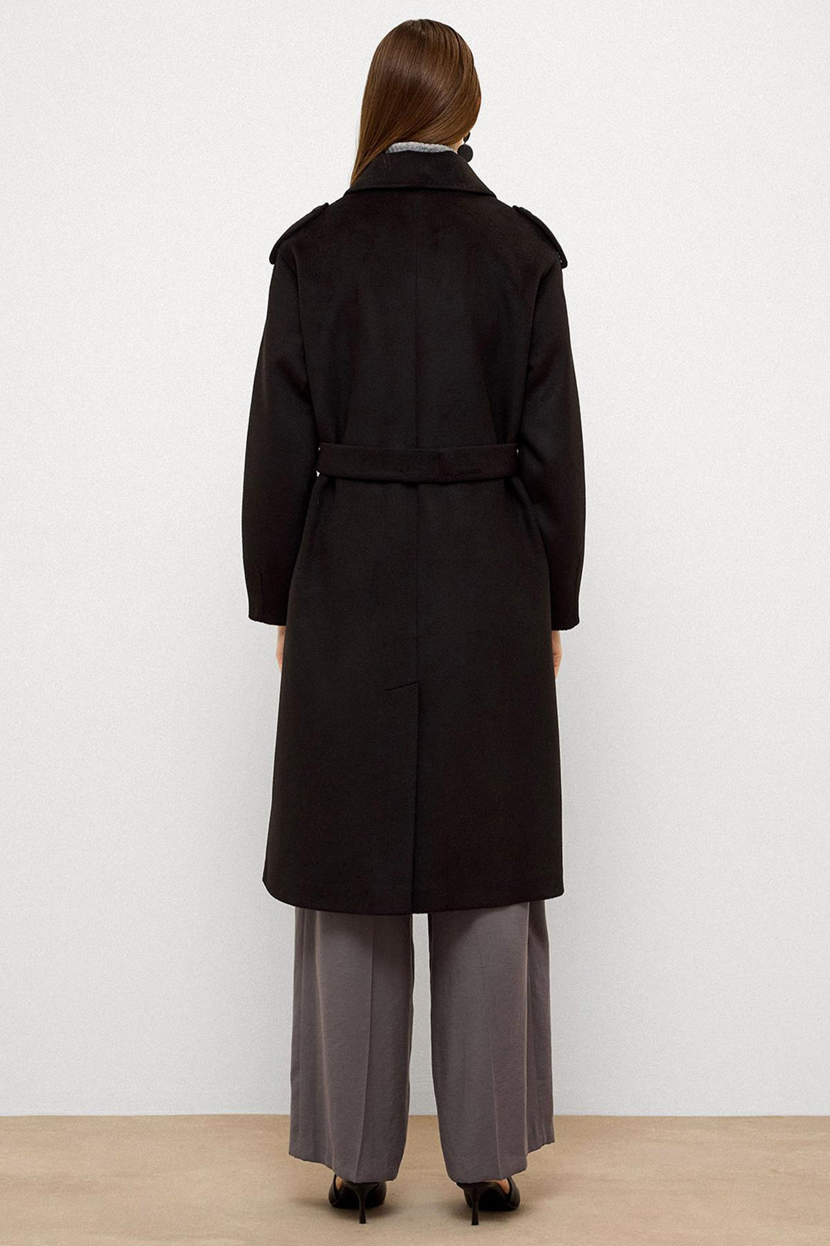 معطف فاخر مع ياقة قميص وتفاصيل غرزة منقطة أسود 3125