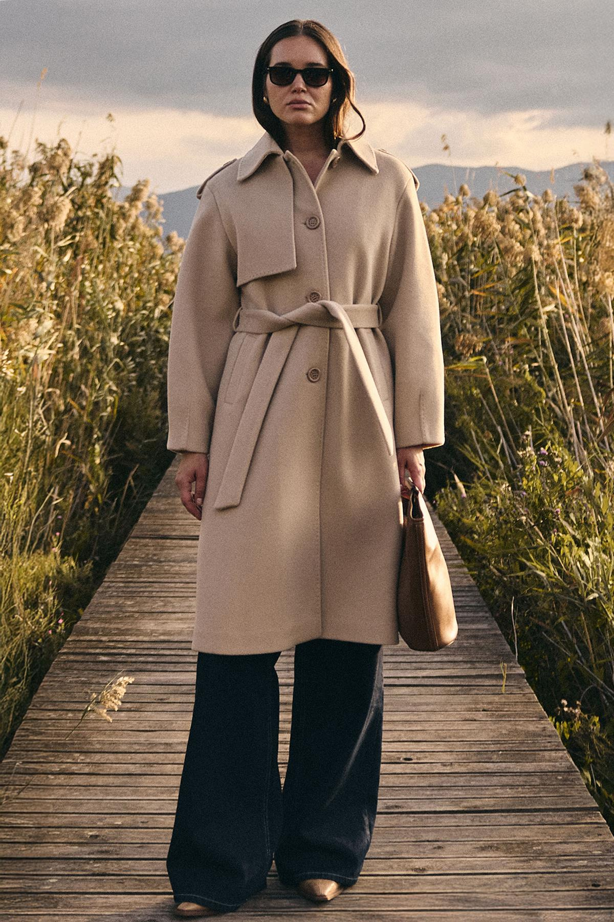 معطف فاخر مع ياقة قميص وتفاصيل غرزة منقطة يفعل 3125