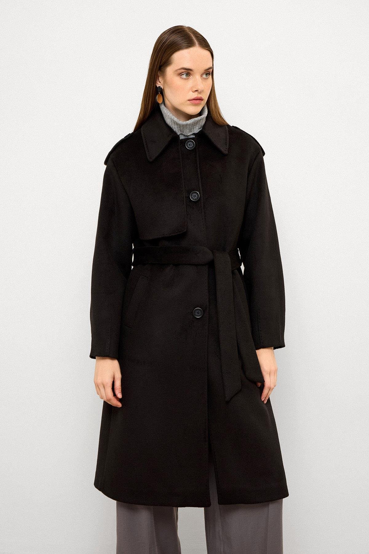 معطف فاخر مع ياقة قميص وتفاصيل غرزة منقطة أسود 3125