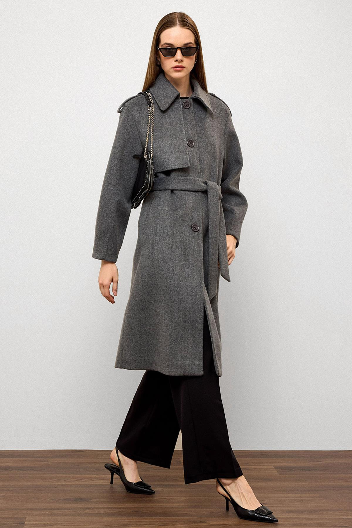 معطف فاخر مع ياقة قميص وتفاصيل غرزة منقطة رمادي 3125