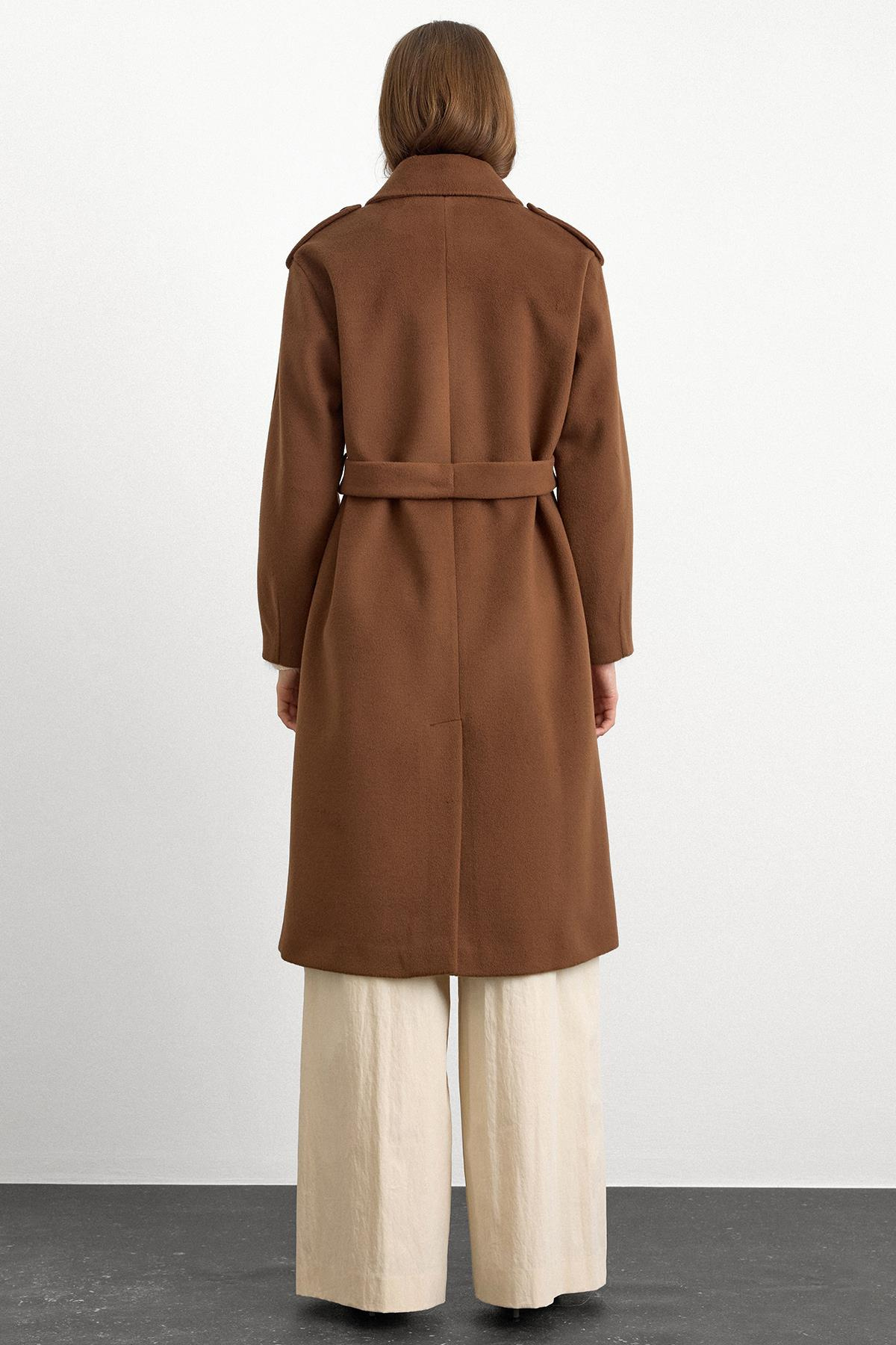 معطف فاخر مع ياقة قميص وتفاصيل غرزة منقطة التبغ 3125