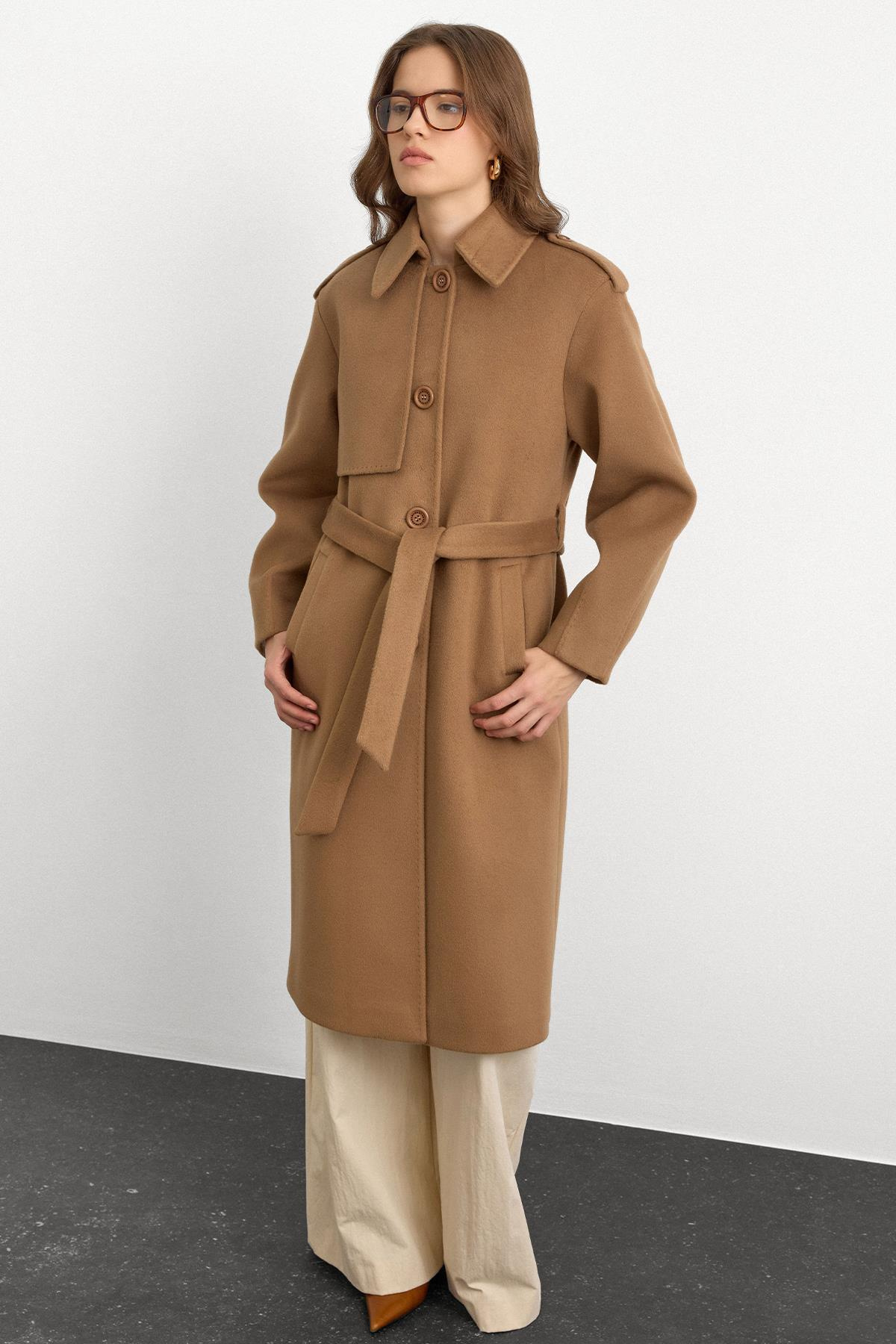 معطف فاخر مع ياقة قميص وتفاصيل غرزة منقطة ك. كامل 3125