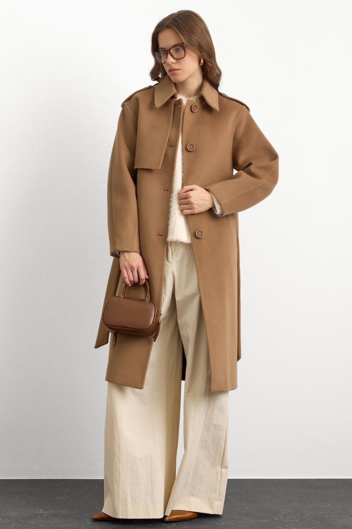 معطف فاخر مع ياقة قميص وتفاصيل غرزة منقطة ك. كامل 3125