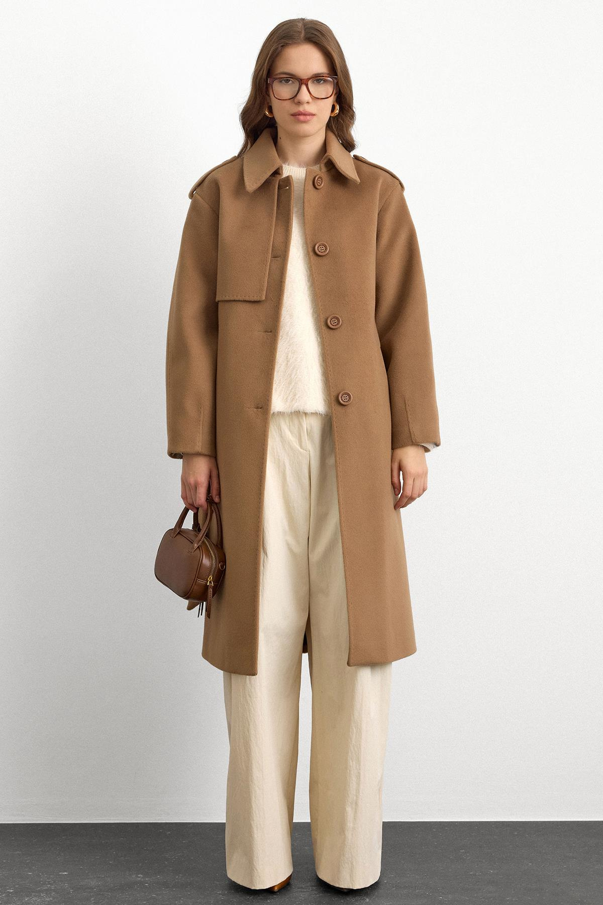 معطف فاخر مع ياقة قميص وتفاصيل غرزة منقطة ك. كامل 3125