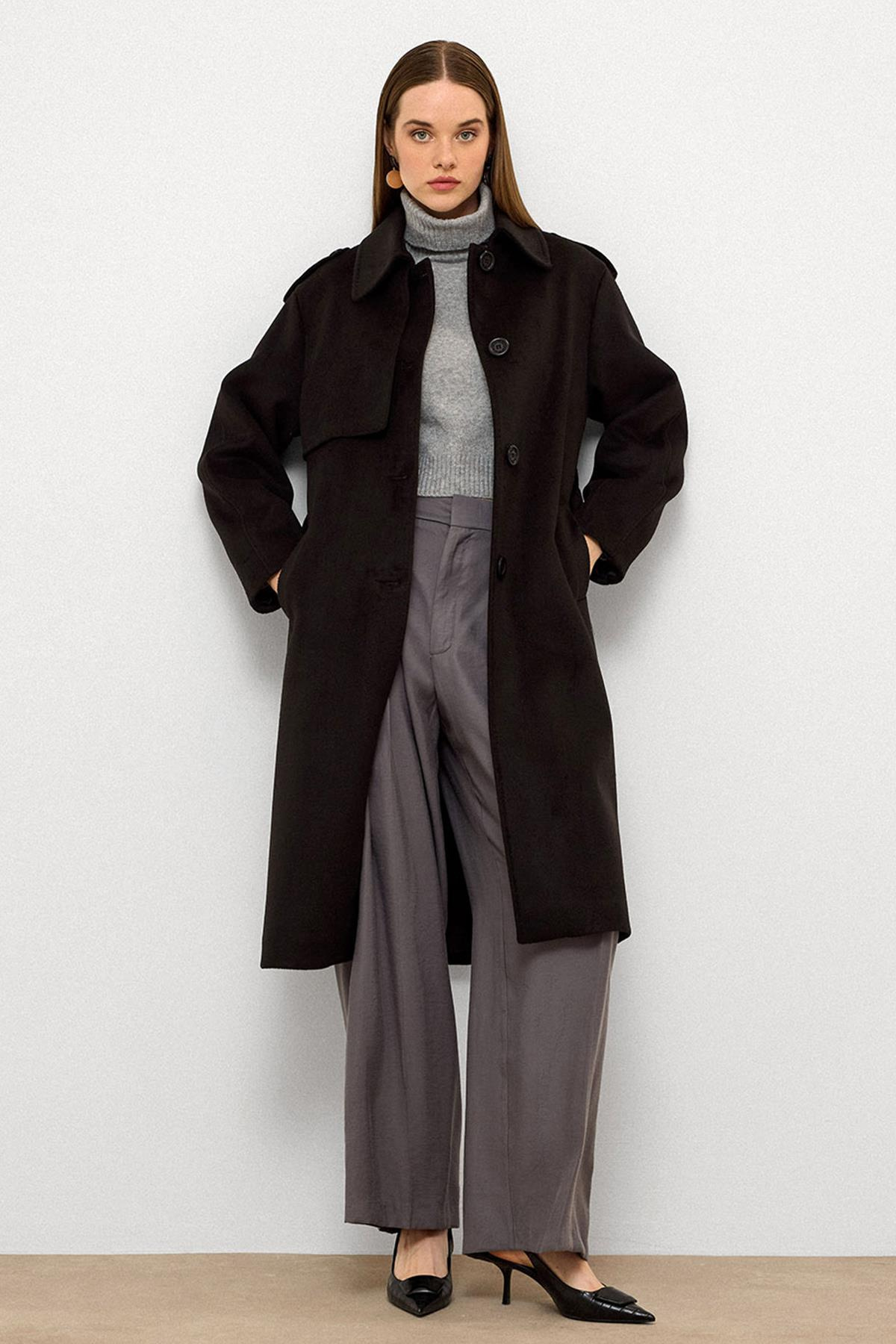 معطف فاخر مع ياقة قميص وتفاصيل غرزة منقطة أسود 3125