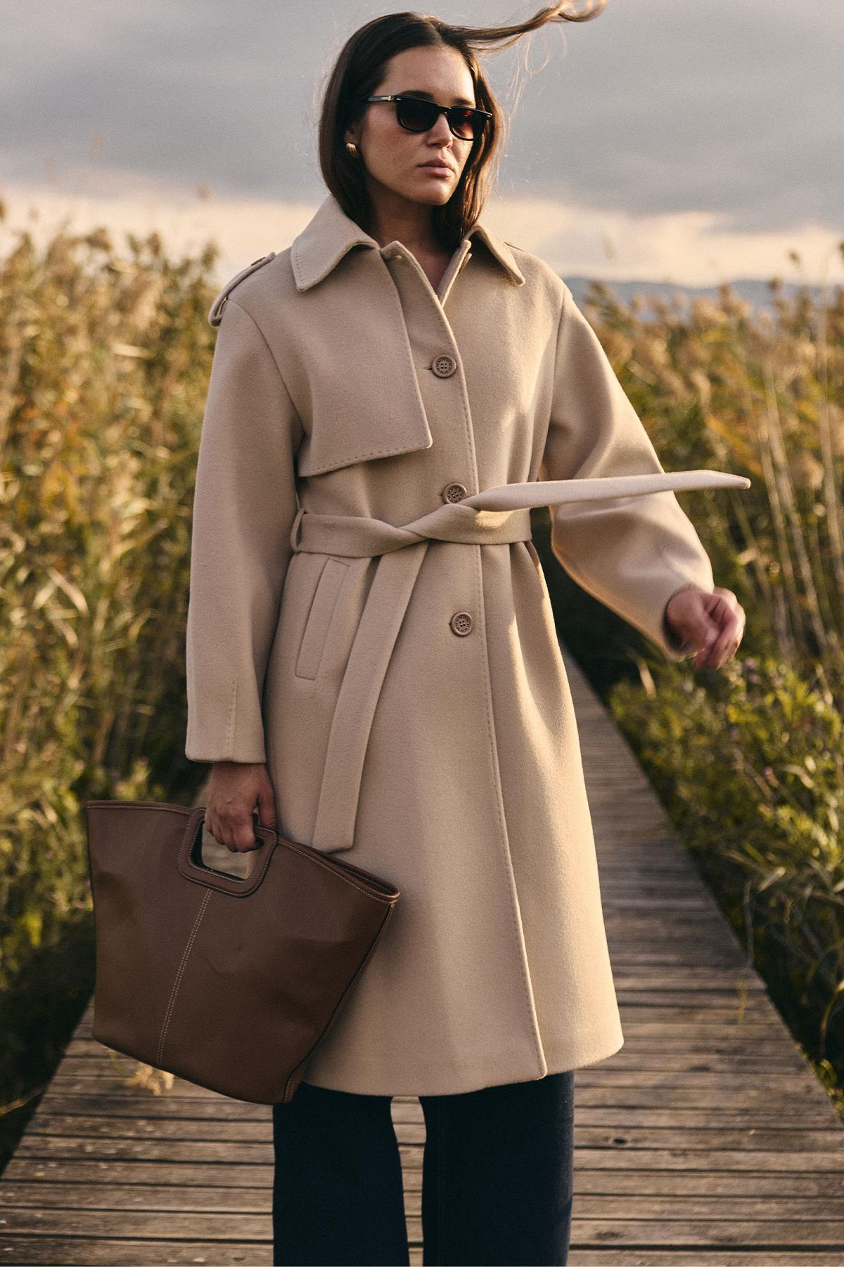 معطف فاخر مع ياقة قميص وتفاصيل غرزة منقطة يفعل 3125