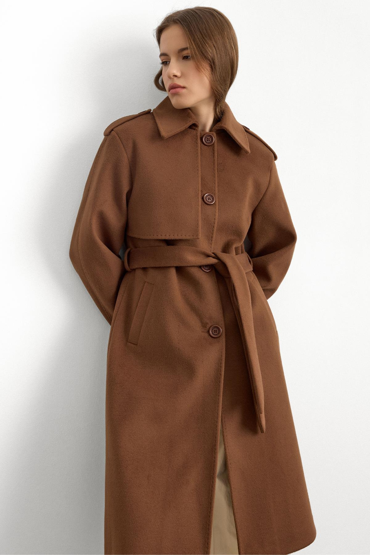 معطف فاخر مع ياقة قميص وتفاصيل غرزة منقطة التبغ 3125