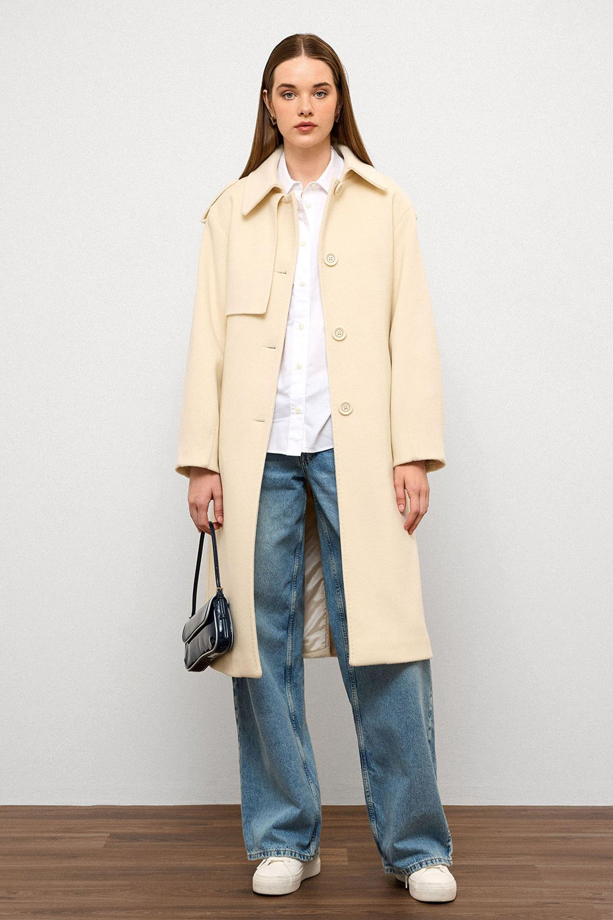 معطف فاخر مع ياقة قميص وتفاصيل غرزة منقطة وحدة التحكم الإلكترونية 3125