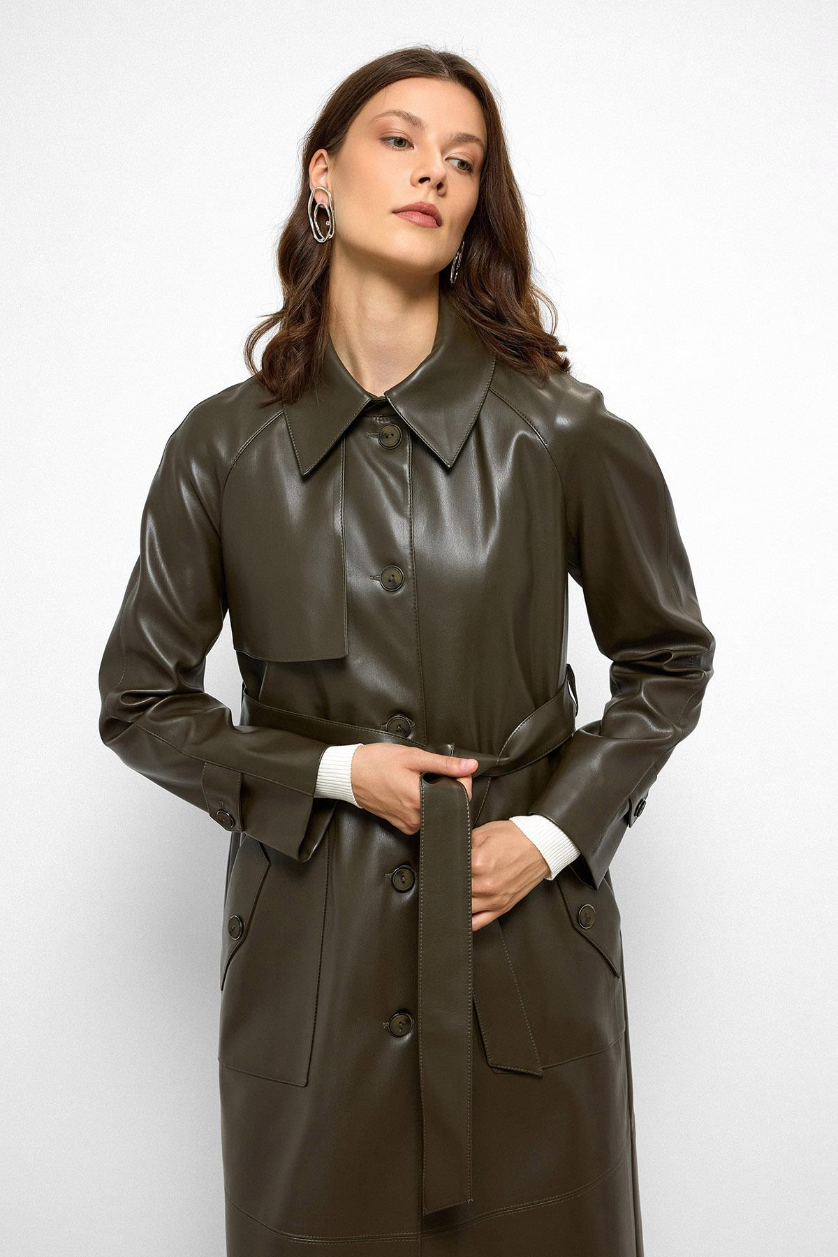 معطف ترنش من الجلد مع ياقة قميص وأكمام راجلان وجيب للحقيبة يمين 6760