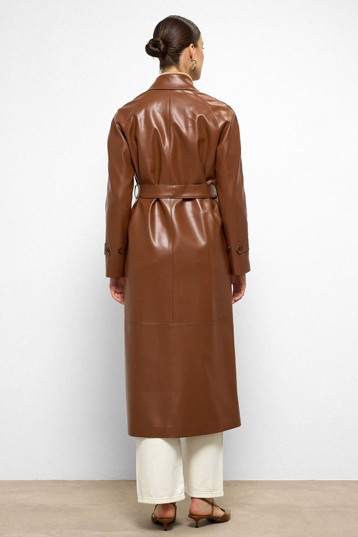 معطف ترنش من الجلد مع ياقة قميص وأكمام راجلان وجيب للحقيبة التبغ 6760