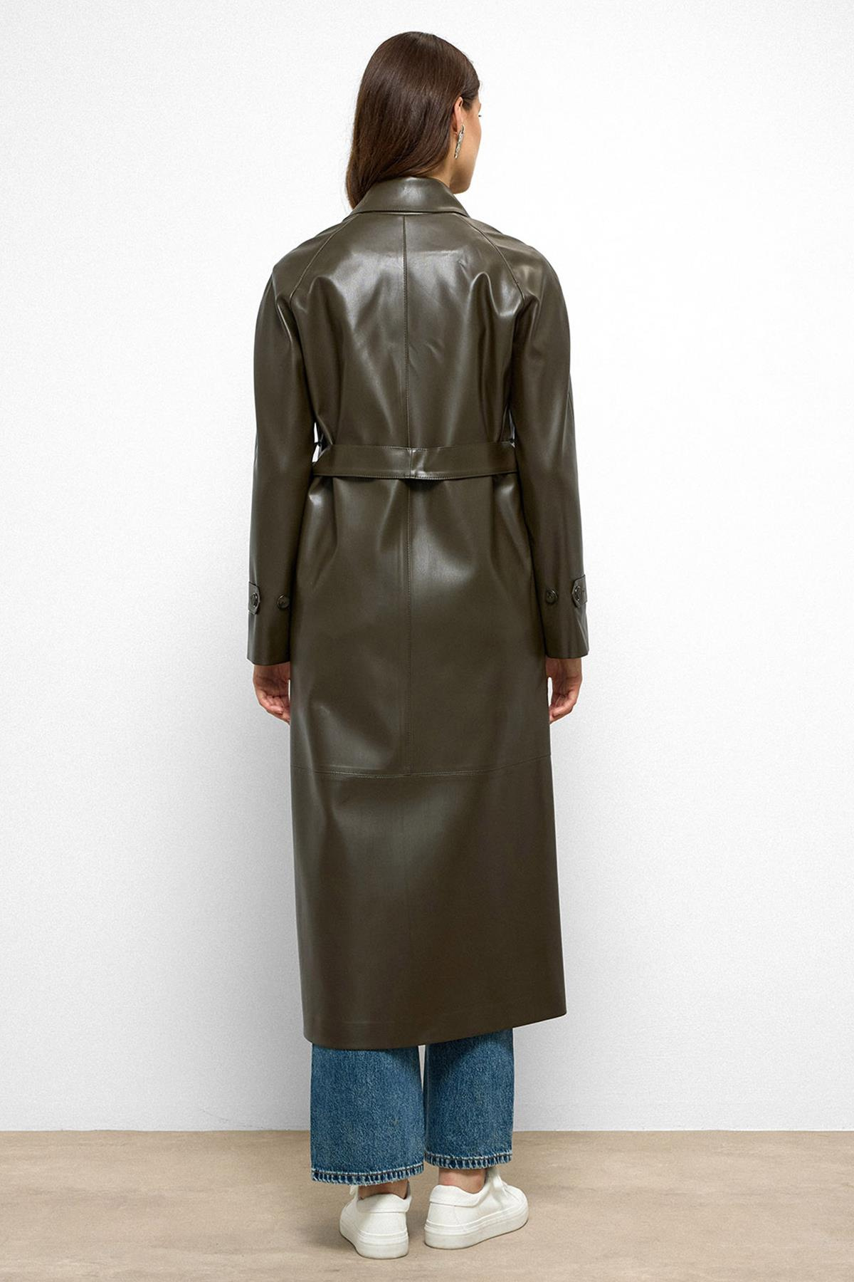 معطف ترنش من الجلد مع ياقة قميص وأكمام راجلان وجيب للحقيبة يمين 6760