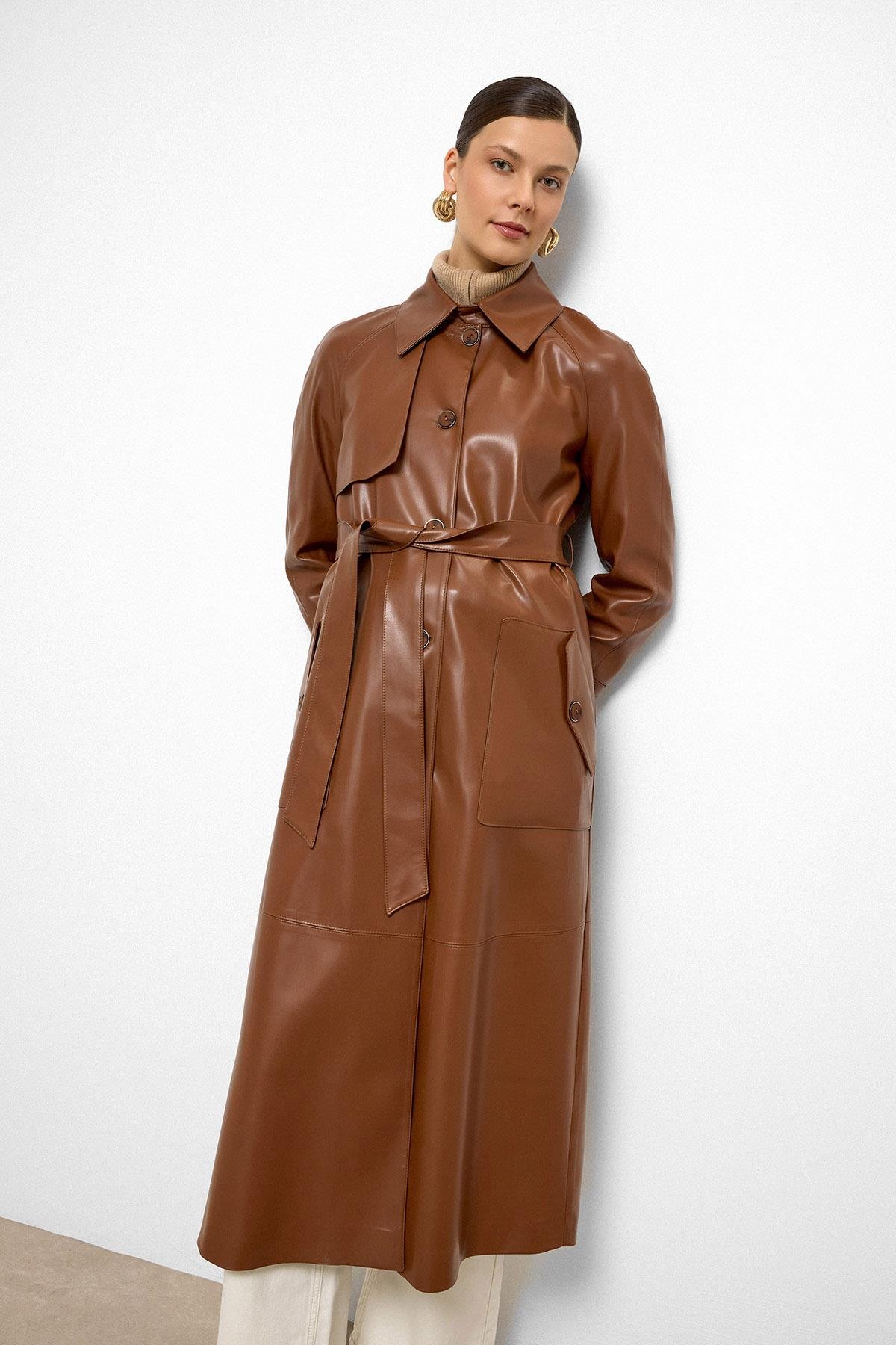 معطف ترنش من الجلد مع ياقة قميص وأكمام راجلان وجيب للحقيبة التبغ 6760