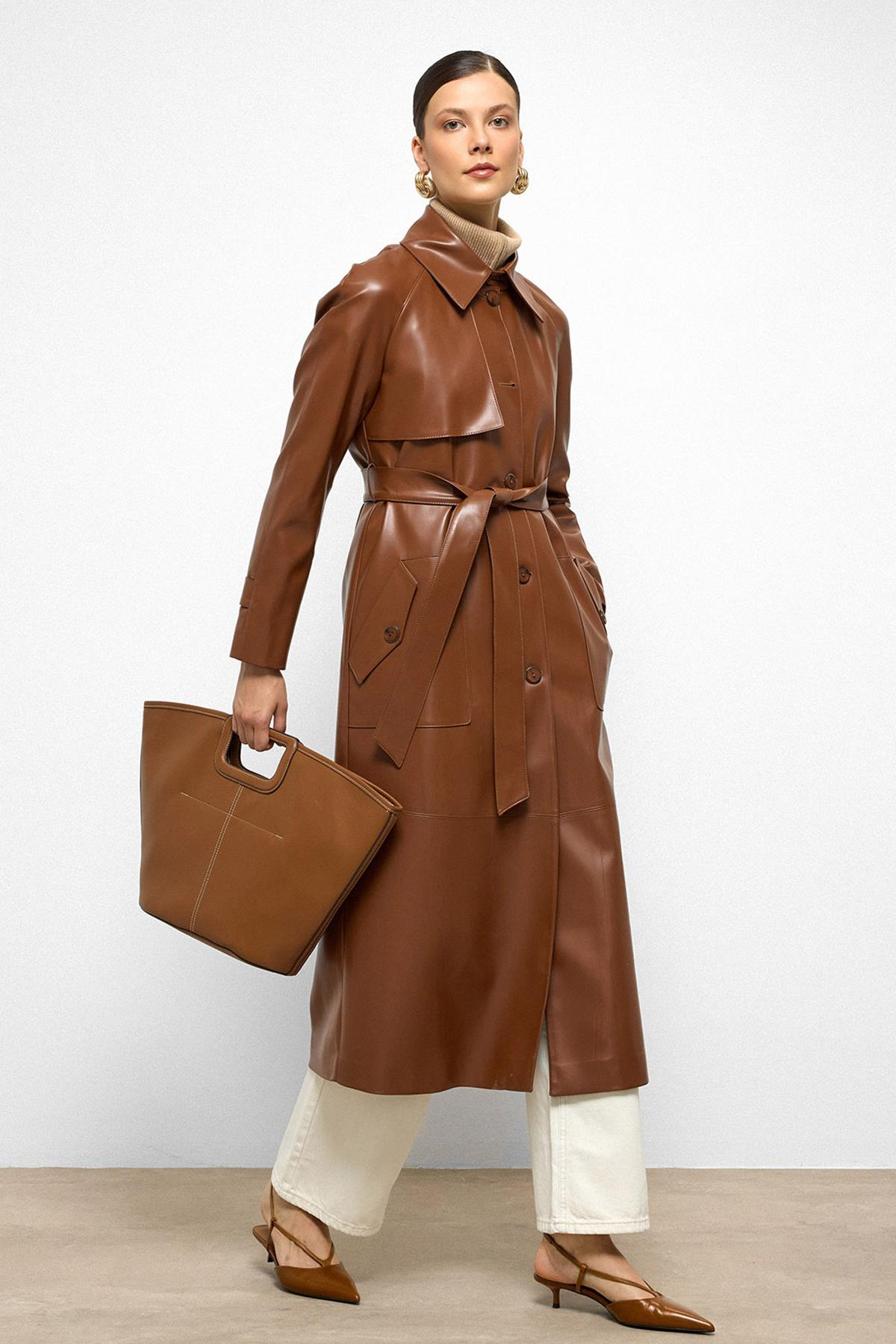 معطف ترنش من الجلد مع ياقة قميص وأكمام راجلان وجيب للحقيبة التبغ 6760