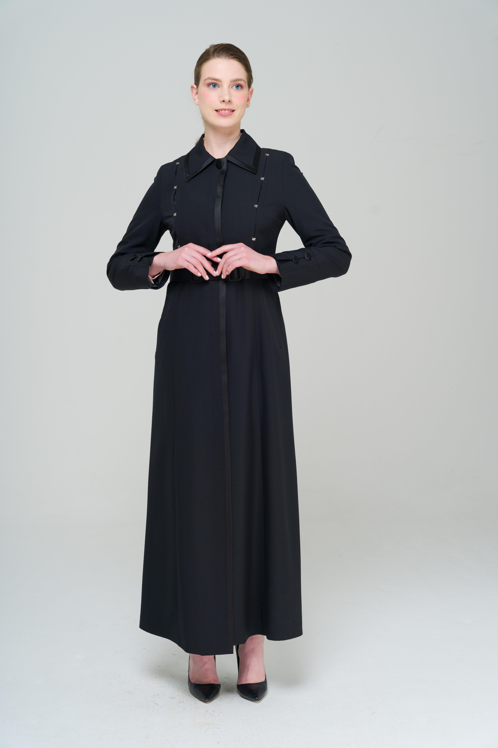 معطف علوي مبطن مع ياقة قميص من الساتان وتفاصيل الإكسسوار أسود 6562