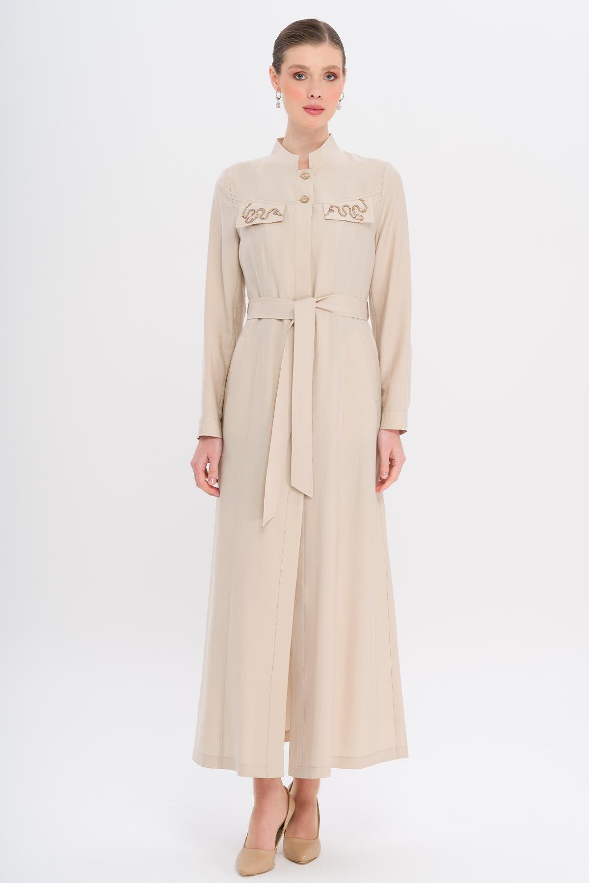 معطف علوي من المودال غير المبطن مع تفاصيل تطريز وخرز على شكل طوق القاضي حجر 6728