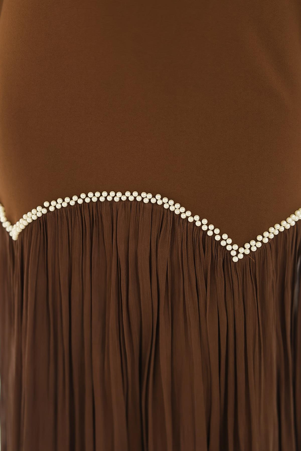 İnci Pilise Detaylı Krep Yoryo İpek Kombinli Tesettür Abiye Elbise KAHVE 1684