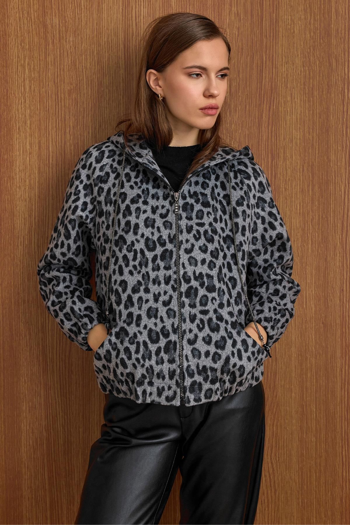 Kapüşonlu Beli Lastikli Oversize Leopar Desenli Kısa Kaban GRİ 3162-L