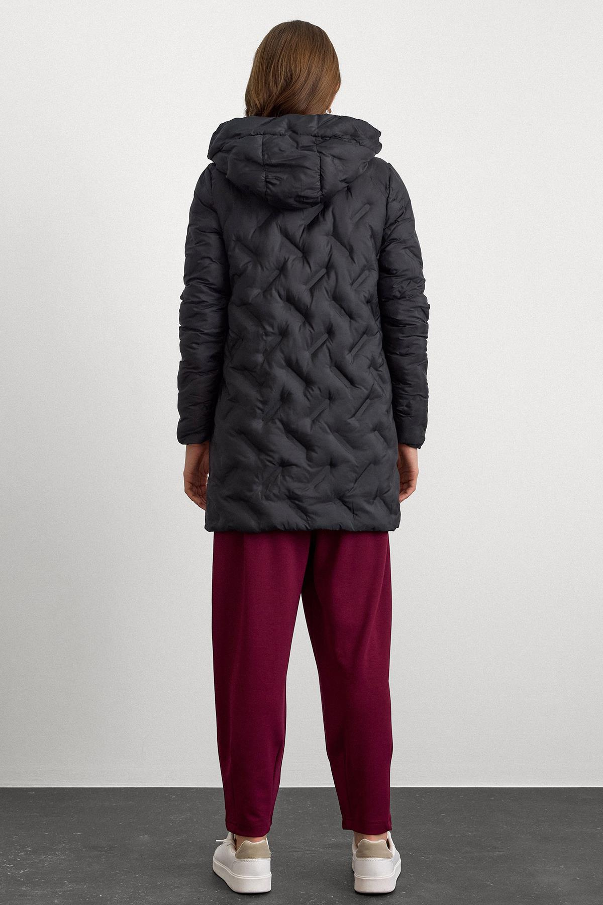 سترة منتفخة بغطاء للرأس وسحاب وجيب وتفاصيل منقوشة أسود 6394