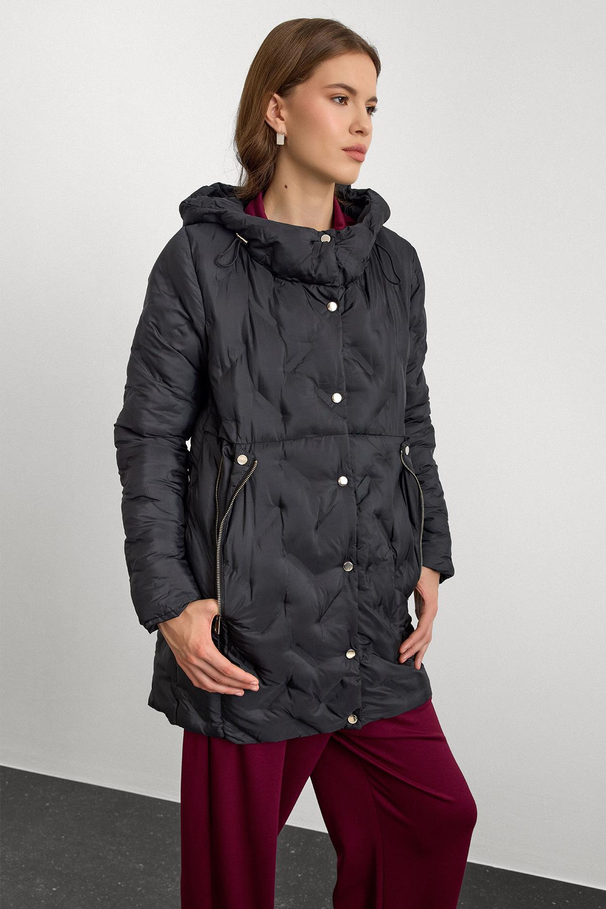 سترة منتفخة بغطاء للرأس وسحاب وجيب وتفاصيل منقوشة أسود 6394