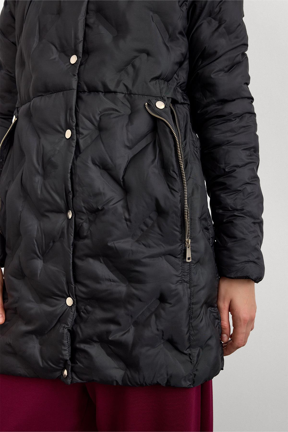 سترة منتفخة بغطاء للرأس وسحاب وجيب وتفاصيل منقوشة أسود 6394