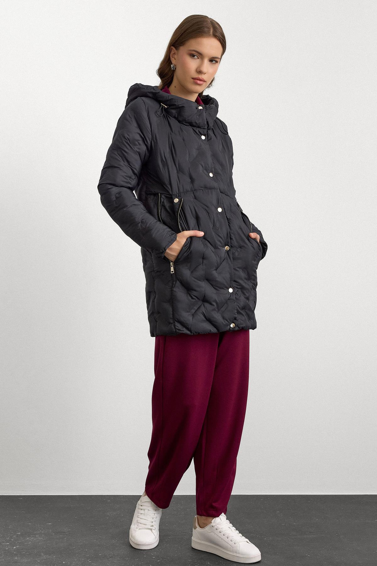 سترة منتفخة بغطاء للرأس وسحاب وجيب وتفاصيل منقوشة أسود 6394