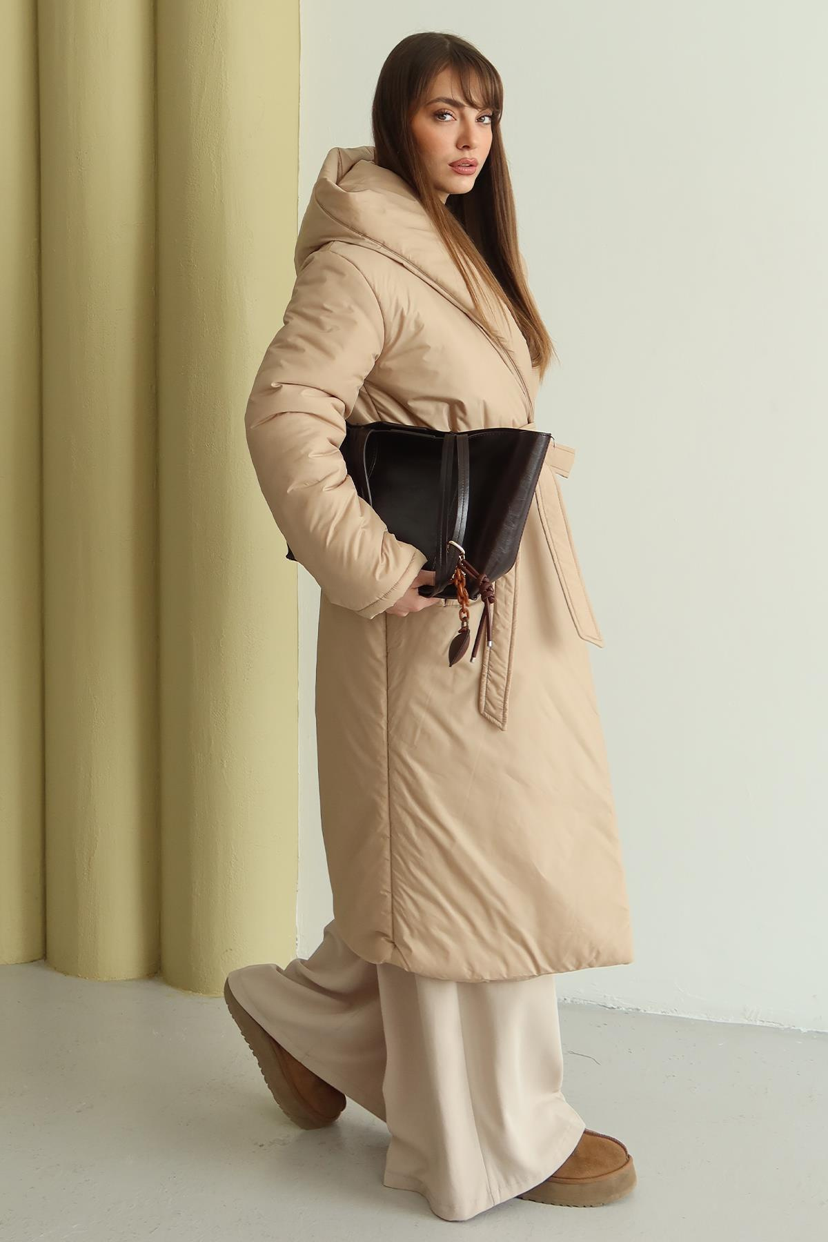 Kapüşonlu Çıt Çıt Kapamalı Elyaflı Uzun Mont BEJ 6815